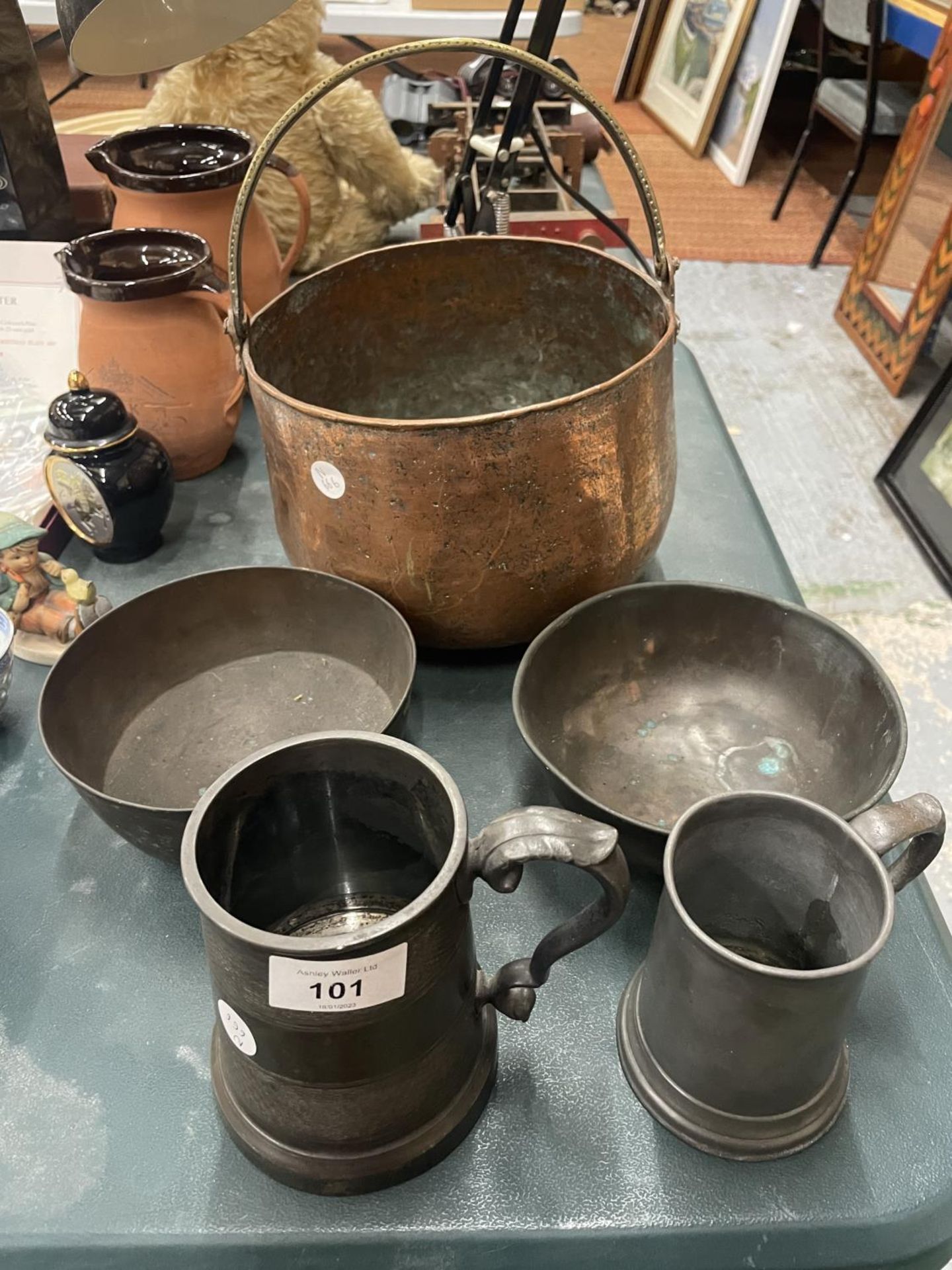 A COPPER RANGE COOKING POT, TWO COPPER DISHES PLUS TWO PEWTER TANKARDS