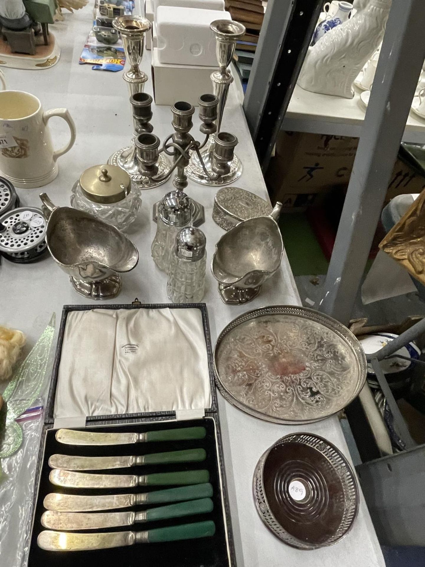 ALARGE QUANTITY OFSILVER PLATED ITEMS TO INCLUDE CANDLESTICKS, A VINTAGE BOXED SET OF KNIVES,