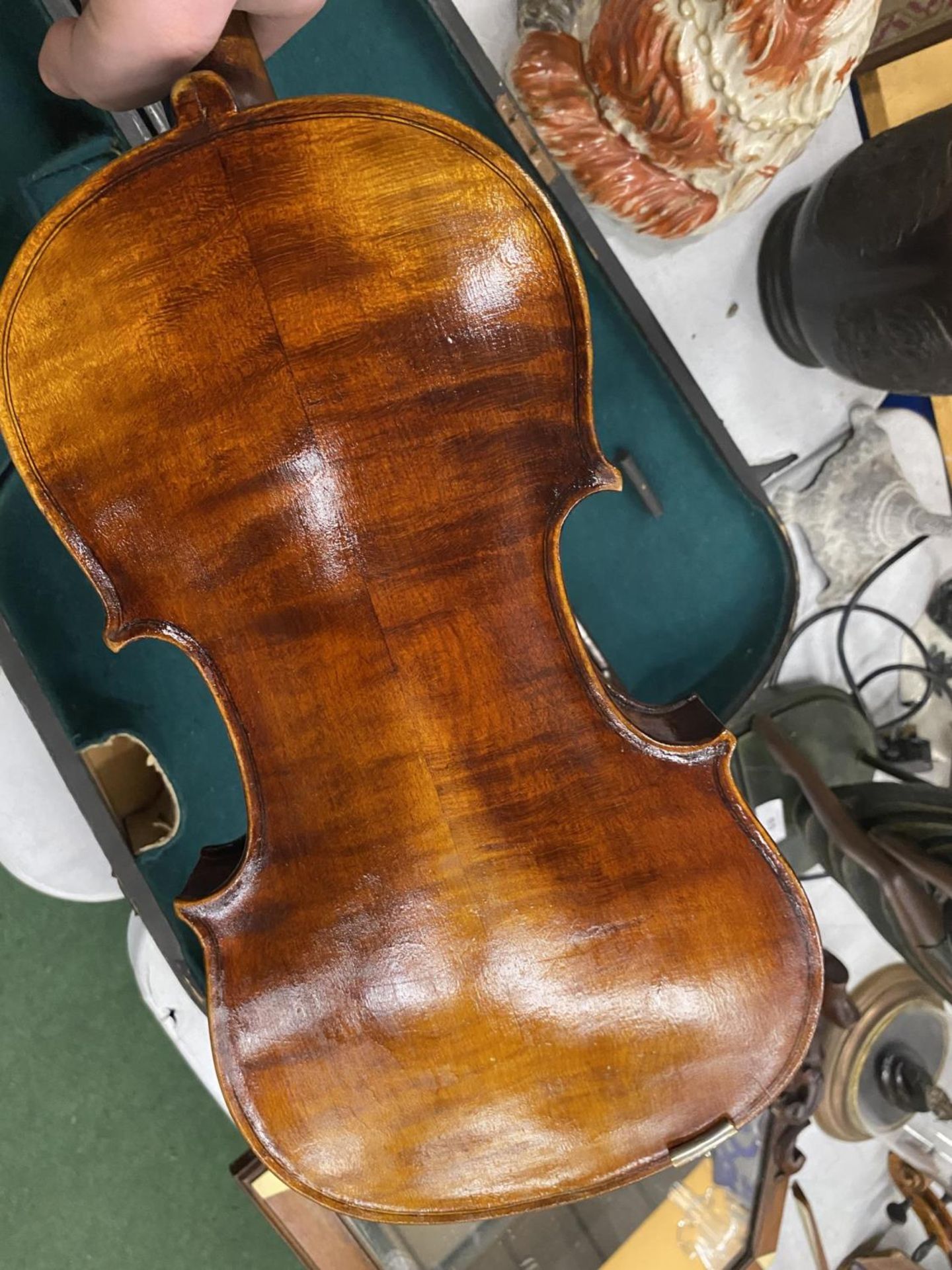 A VINTAGE VIOLIN & BOW IN WOODEN CARRY CASE - Image 2 of 7