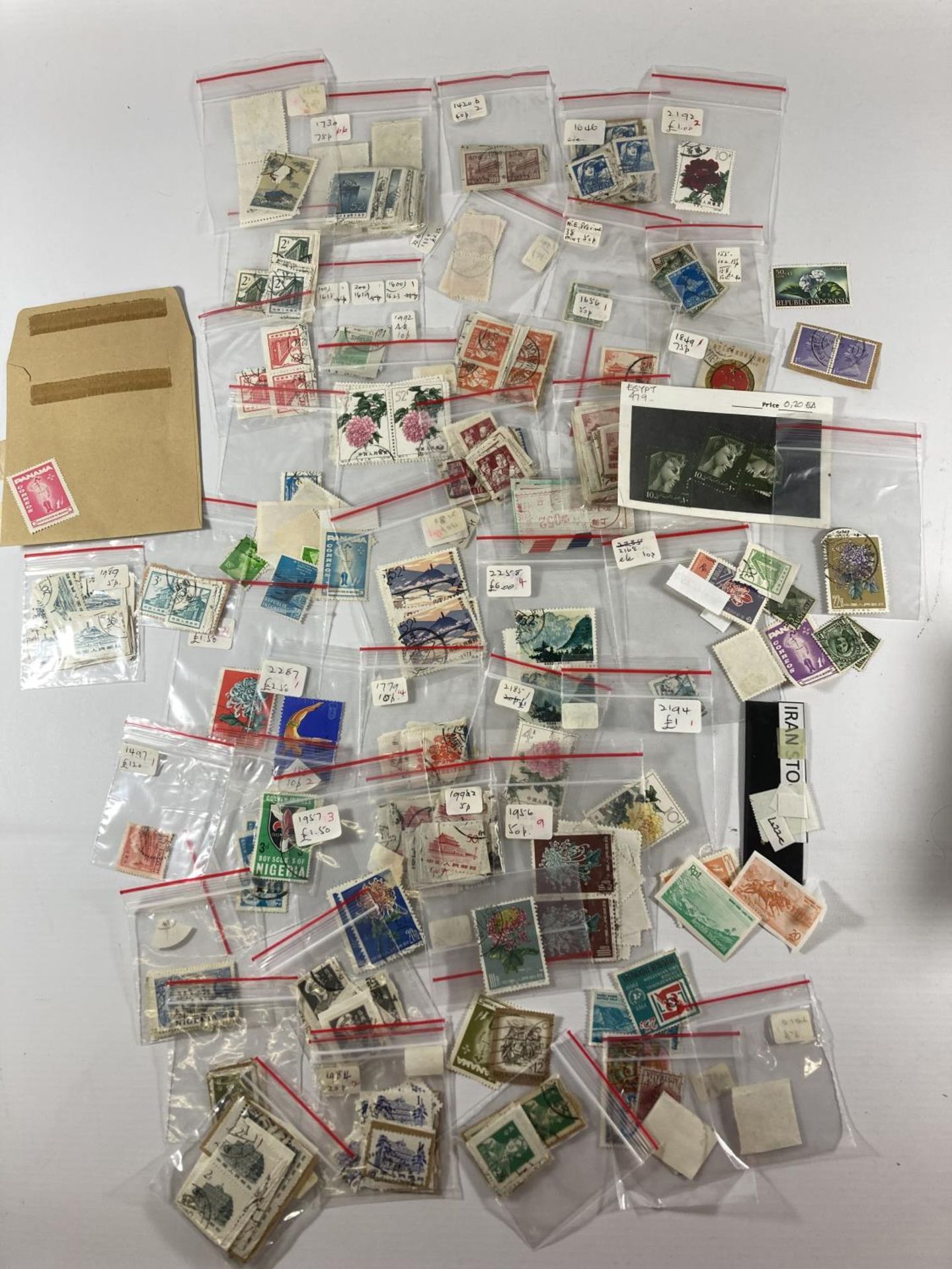 A BAG OF ASSORTED LOOSE AND FURTHER STAMPS - Image 3 of 3