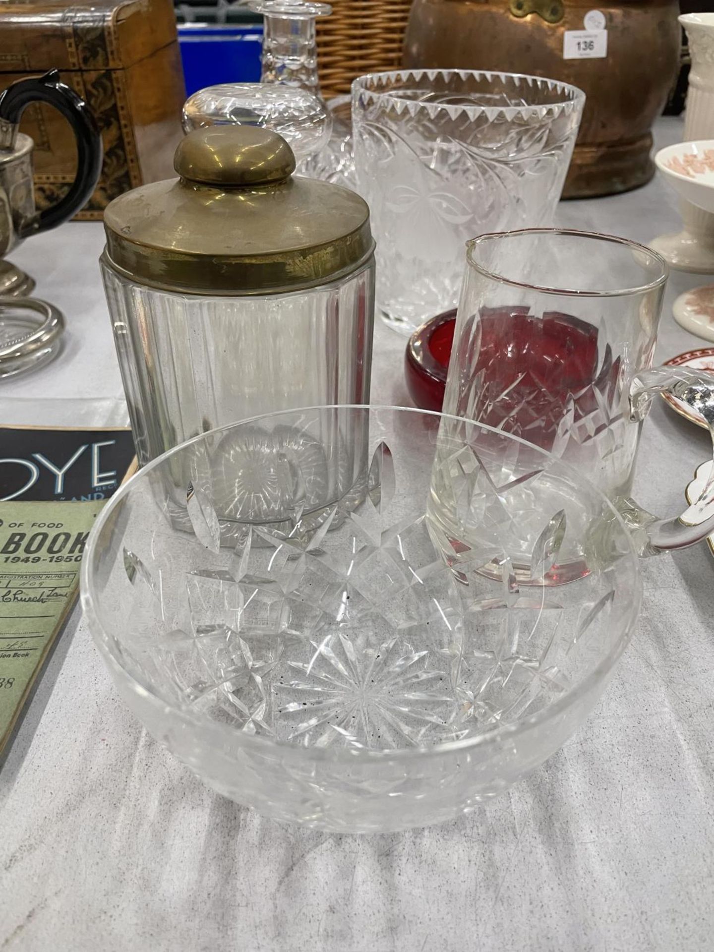 A QUANTITY OF CUT GLASS ITEMS TO INCLUDE BOWLS, A DECANTER, VASE, ETC - Bild 2 aus 3