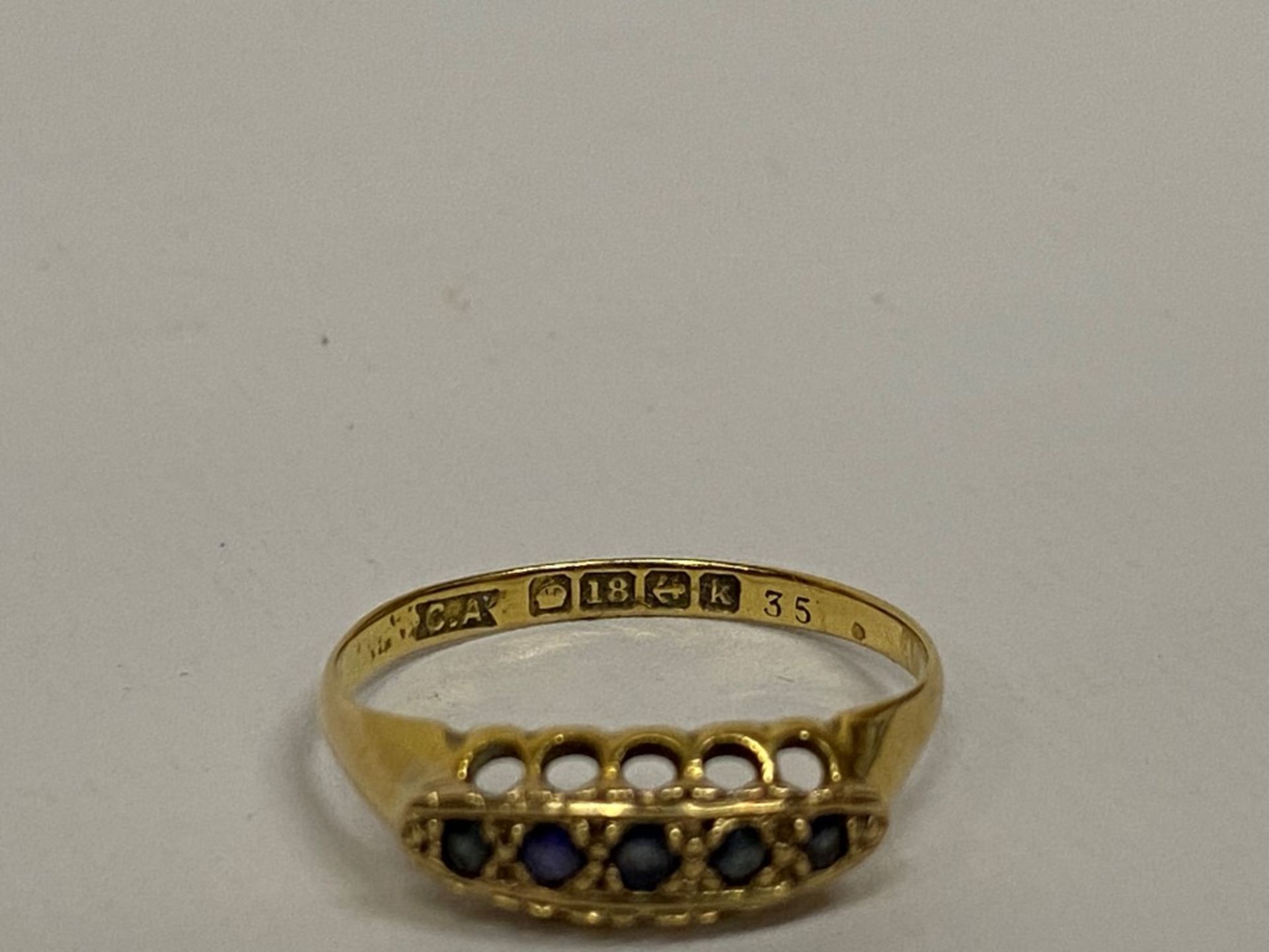 A FIVE STONE SAPPHIRE AND 18CT YELLOW GOLD LADIES RING, SIZE O/P, WEIGHT 1.84G - Image 2 of 3