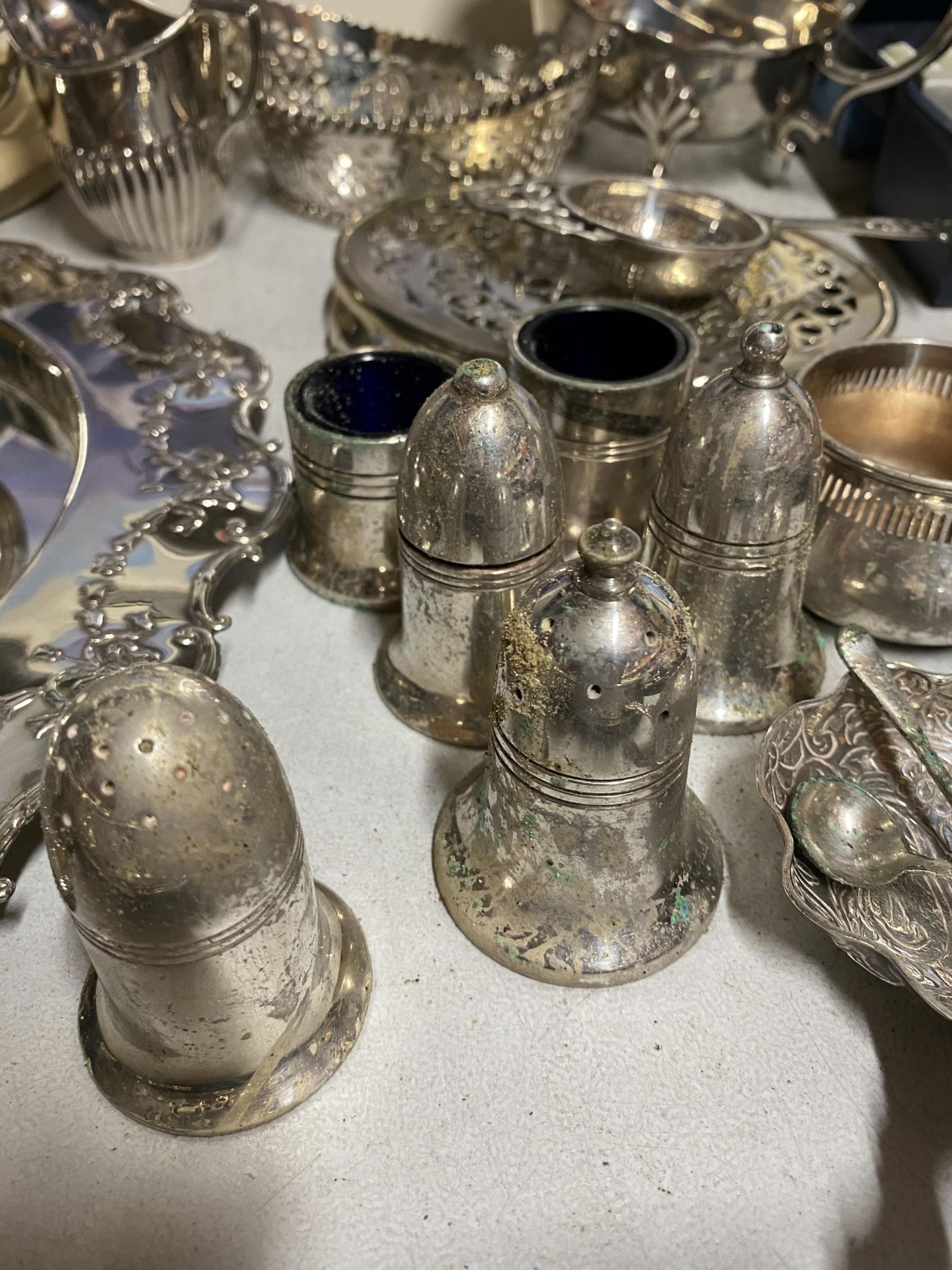 A LARGE QUANTITY OF ITEMS TO INCLUDE A SMALL HALLMARKED SILVER CREAM JUG, SILVER HAND WARMER, TRAYS, - Bild 3 aus 4