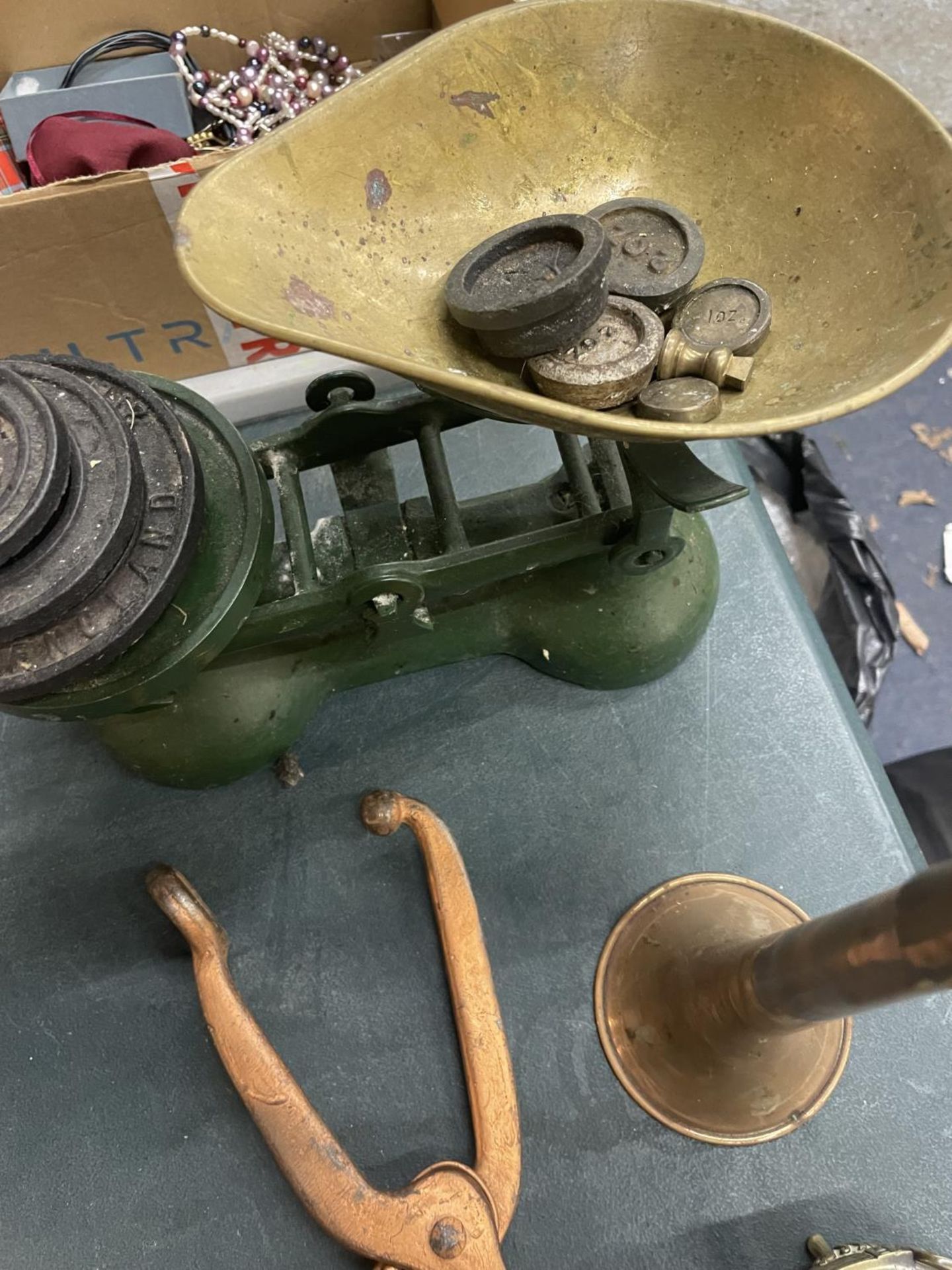 A SET OF VINTAGE SCALES WITH BRASS PAN AND WEIGHTS, A COPPER HUNTING HORN, BRASS BELLS, ETC - Image 4 of 4