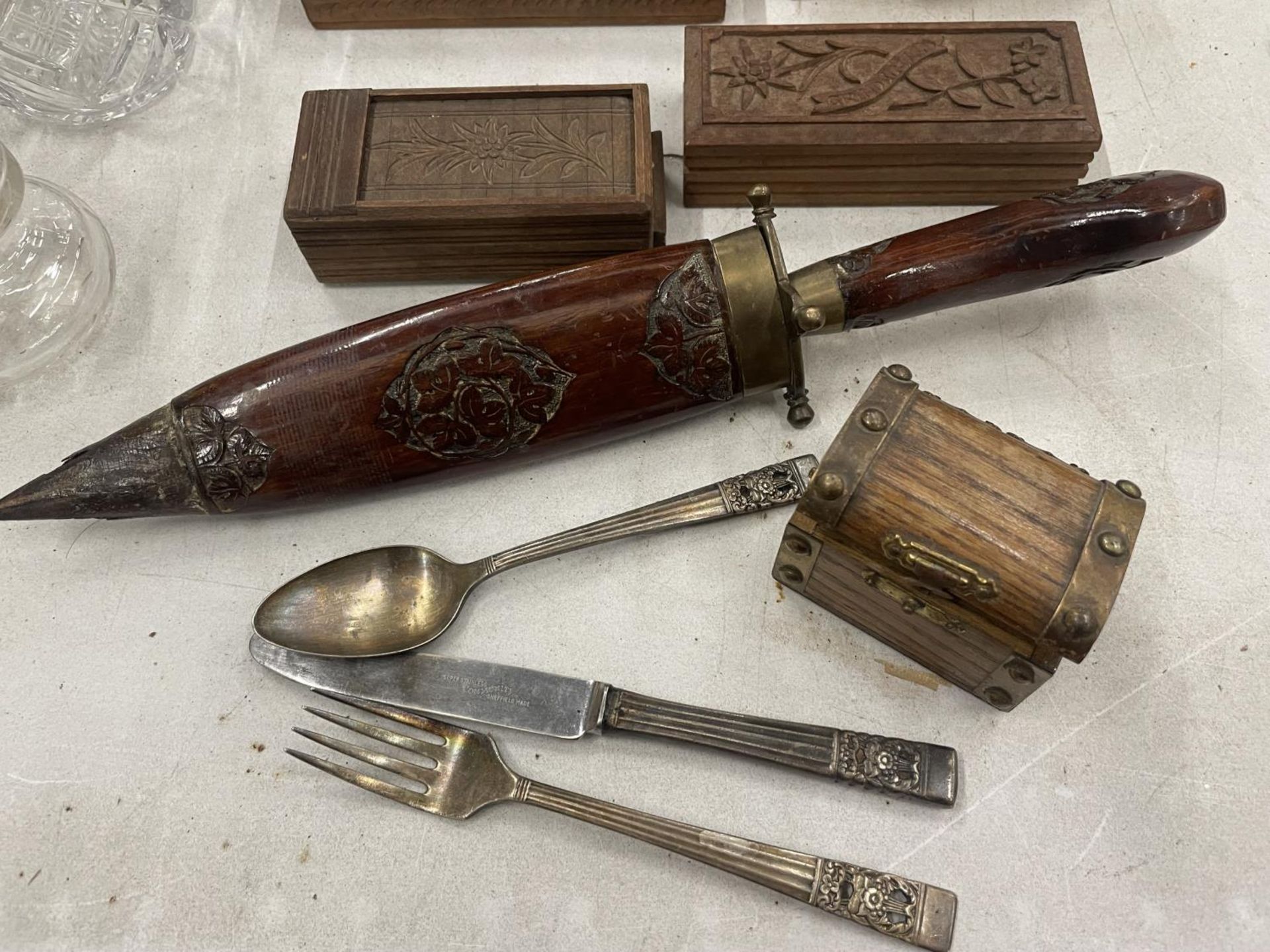 A QUANTITY OF TREEN TO INCLUDE LIDDED BOXES, BAROMETER, LIDDED CIRCULAR POT, VINTAGE TELEPHONE MONEY - Image 2 of 4