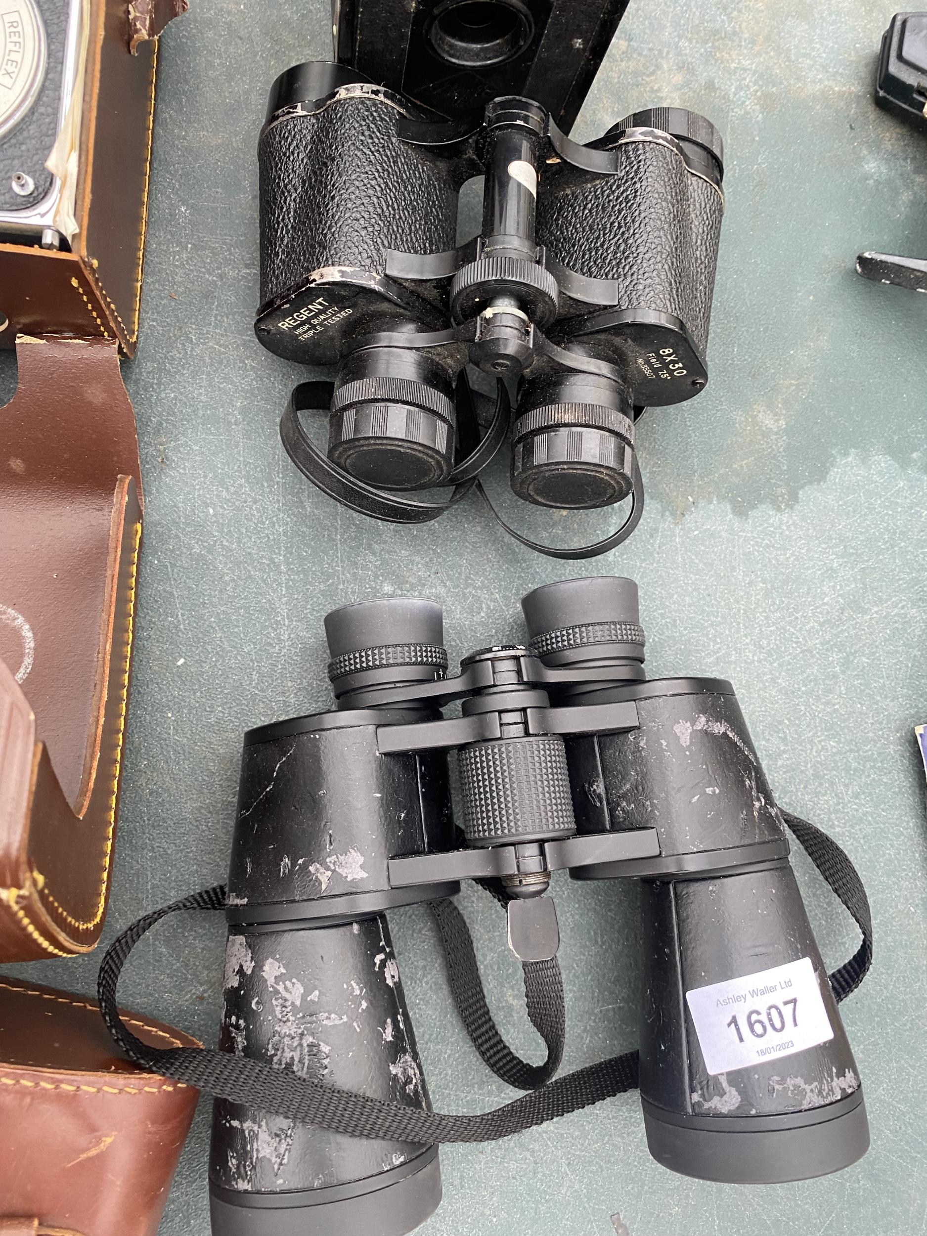 AN ASSORTMENT OF VINTAGE PHOTOGRAPHY EQUIPMENT TO INCLUDE BINOCULARS, CAMERAS AND CAMERA CASES ETC - Image 2 of 4