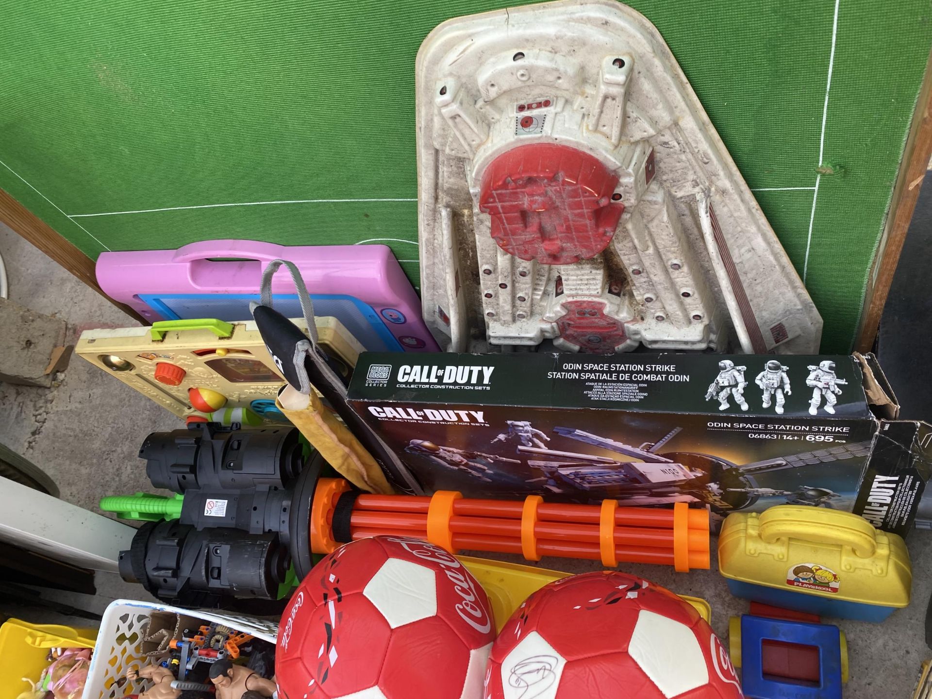 A LARGE ASSORTMENT OF TOYS TO INCLUDE WRESTLING FIGURES, NERF GUNS AND A DUMPER TRUCK ETC - Image 5 of 7