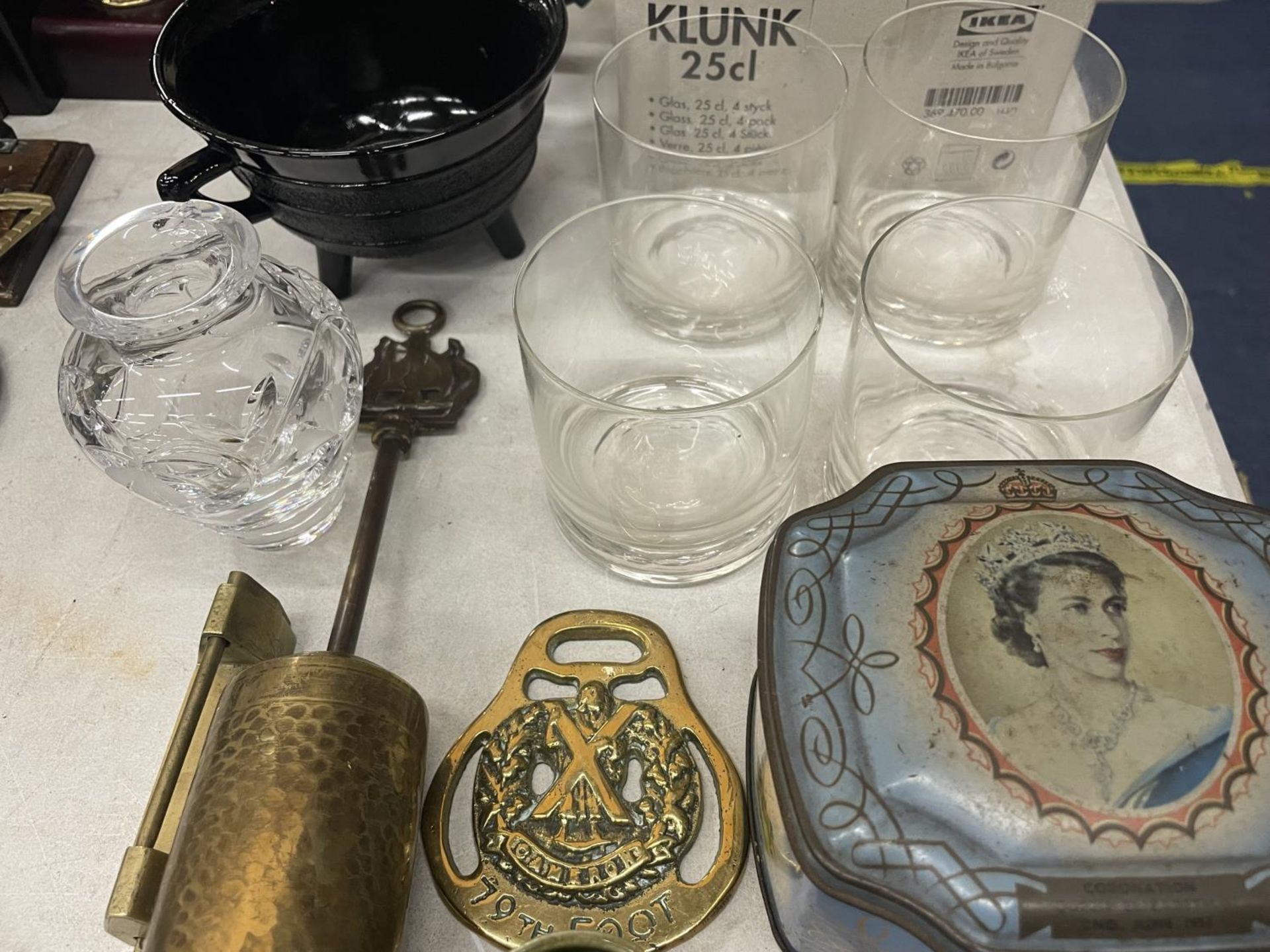 A MIXED LOT TO INCLUDE A VINTAGE RAZOR, TUMBLER GLASSES, BLACK GLASS BOWLS, BRASS ITEMS, ETC - Image 3 of 4