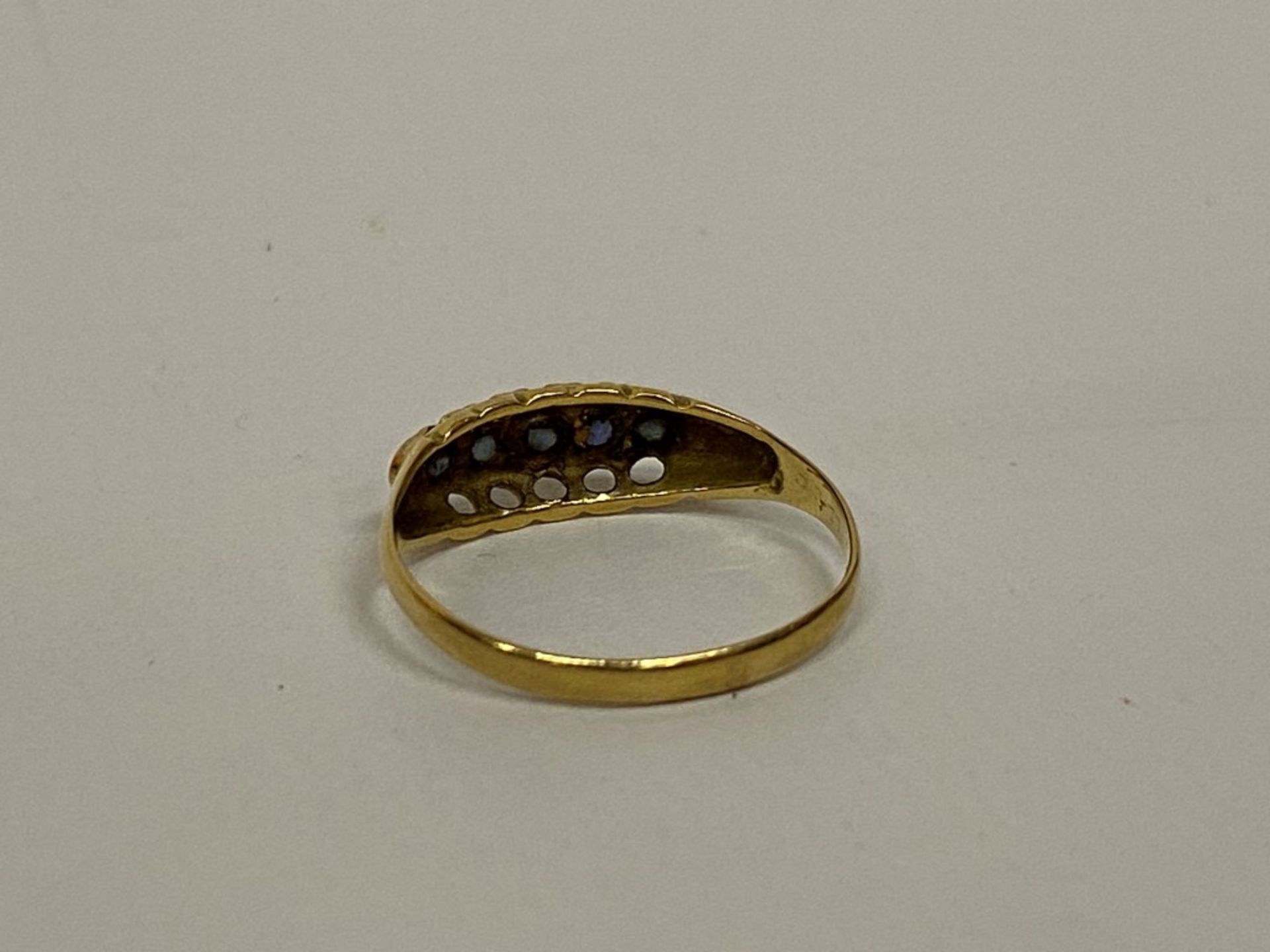 A FIVE STONE SAPPHIRE AND 18CT YELLOW GOLD LADIES RING, SIZE O/P, WEIGHT 1.84G - Image 3 of 3