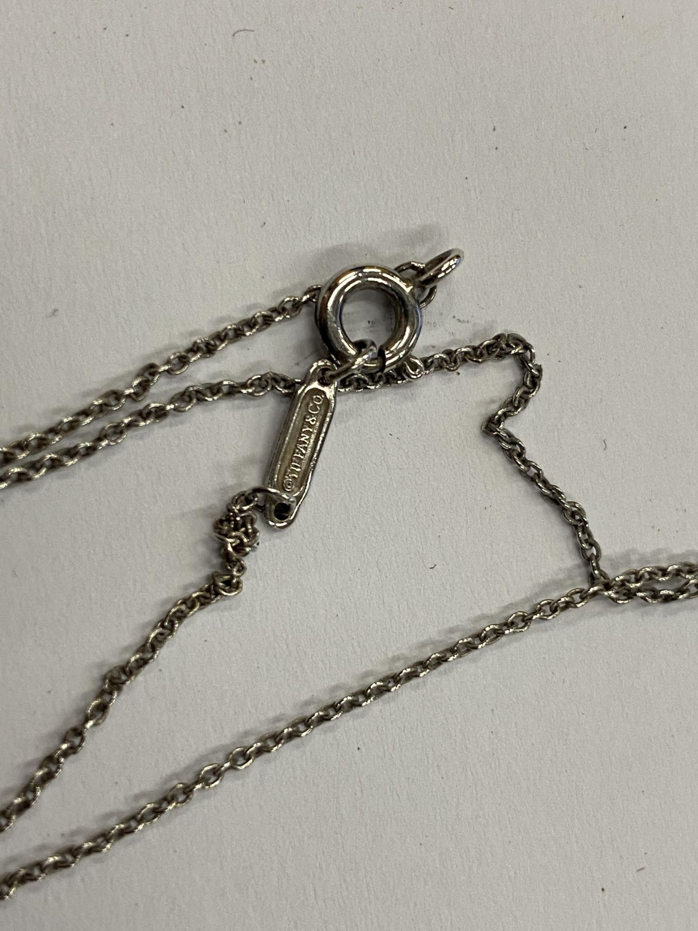 A TIFFANY & CO .925 SILVER HEART PENDANT NECKLACE WITH TIFFANY KEY & ORIGINAL RETAILER'S BOX - Image 4 of 8