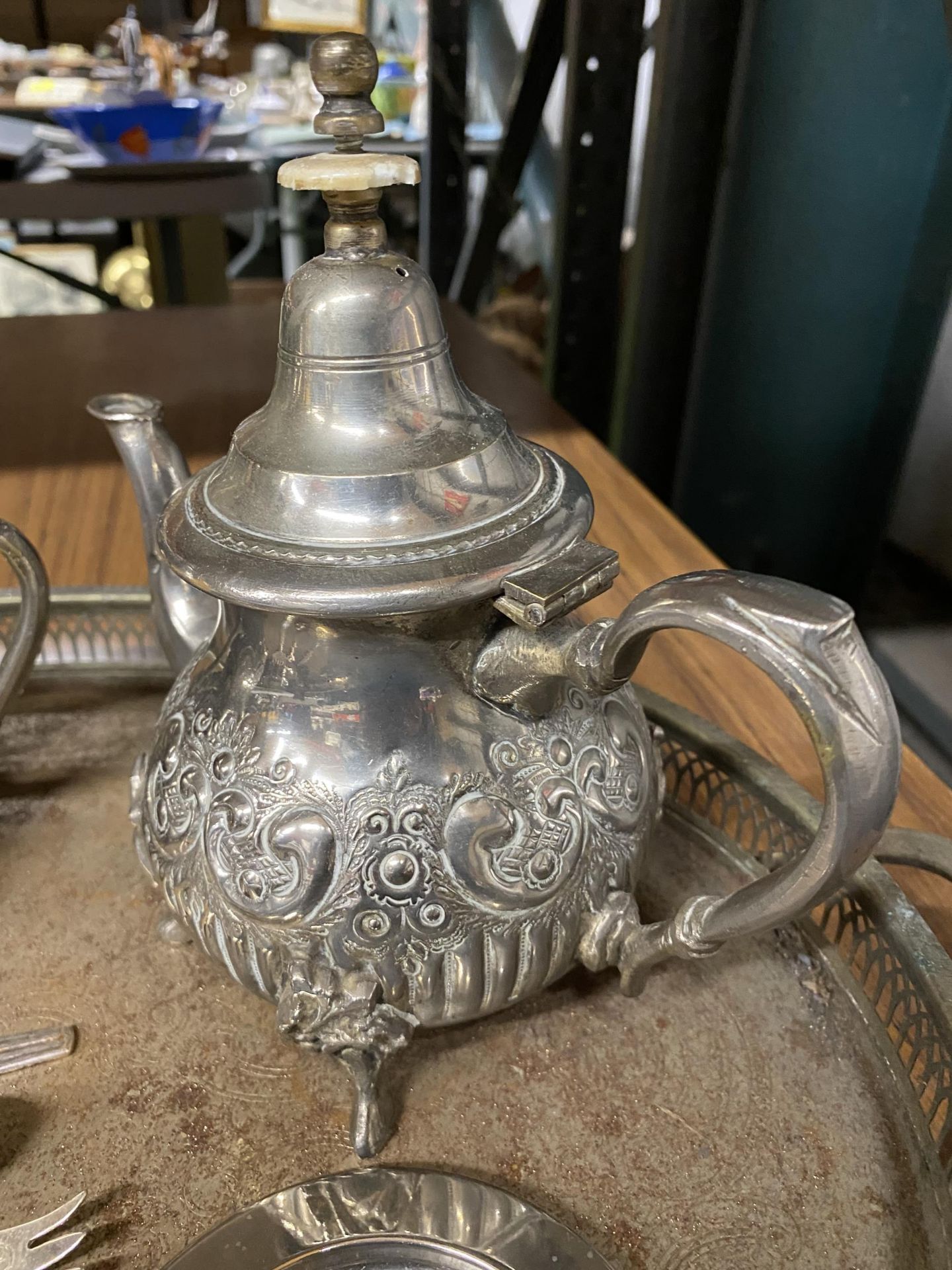 A SILVER PLATED LARGE GALLERIED TRAY, COFFEE POTS WITH EMBOSSED DECORATION, PRESERVE POT, - Bild 2 aus 4