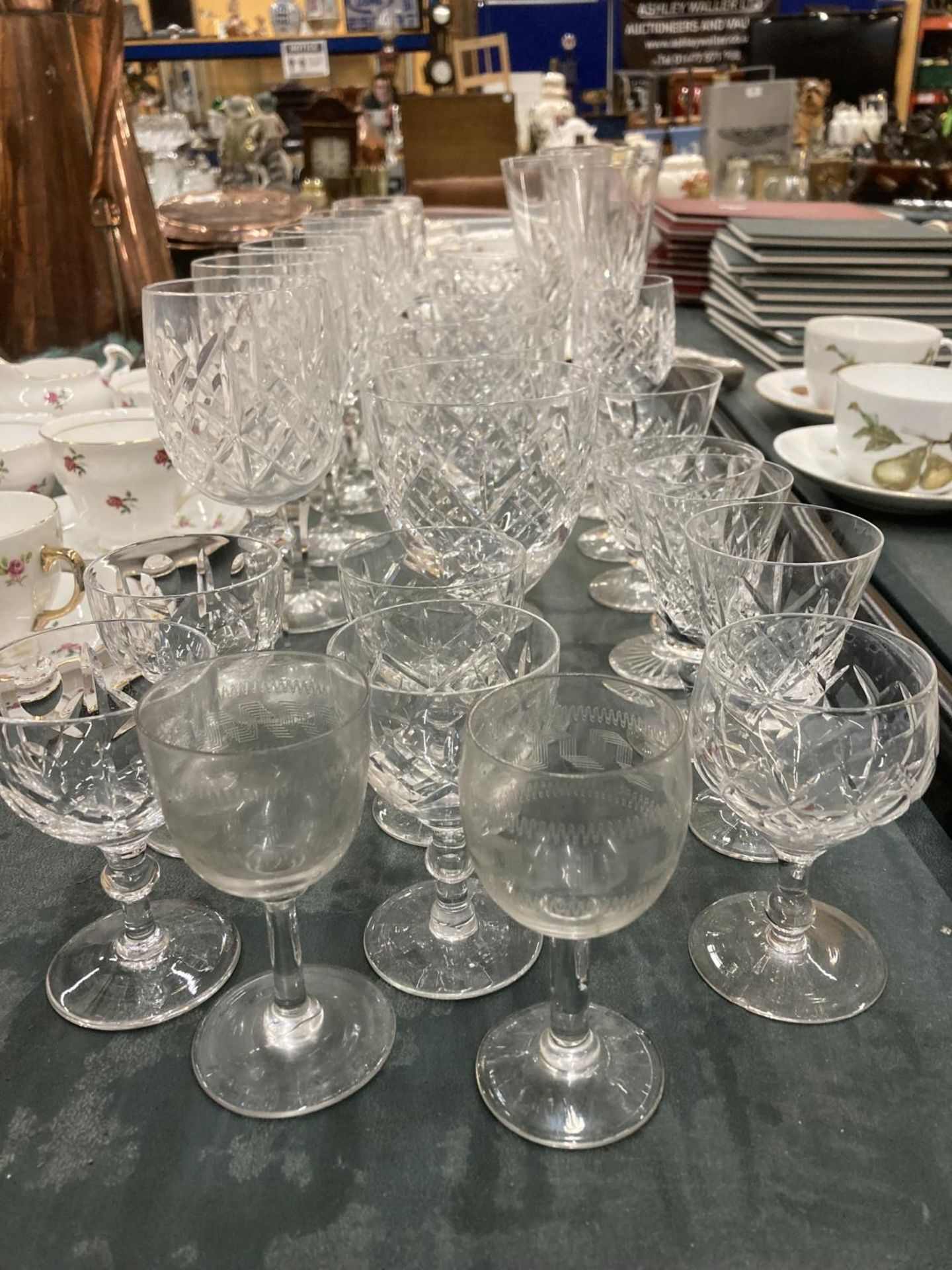 A QUANTITY OF CUT GLASS TO INCLUDE WINE GLASSES, CHAMPAGNE FLUTES, ETC - Image 3 of 4