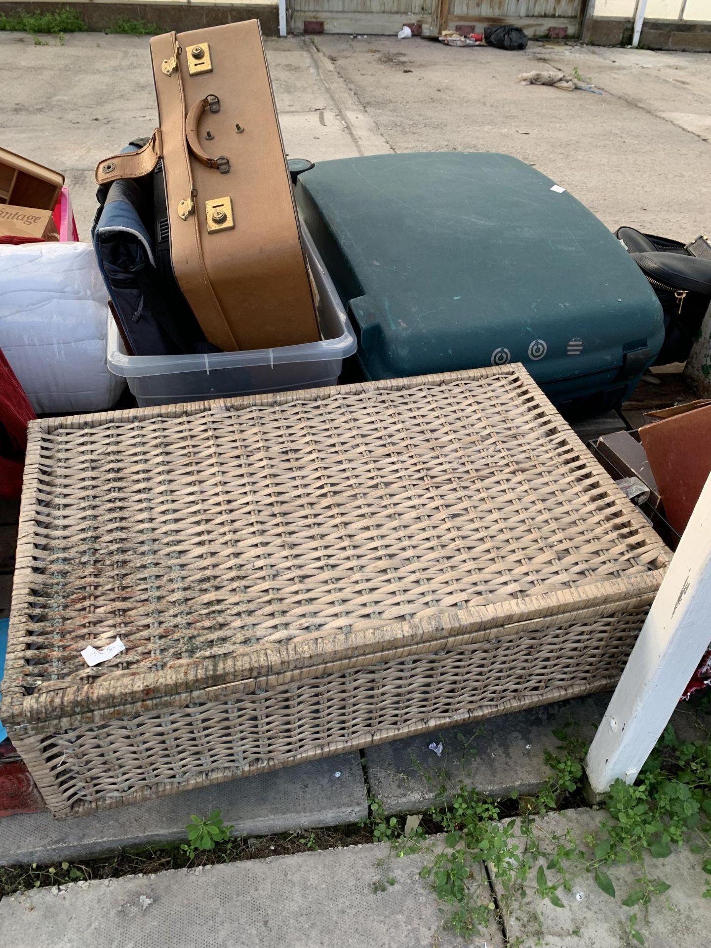 AN ASSORTMENT OF HOUSEHOLD CLEARANCE ITEMS TO INCLUDE SUITCASES AND SILVER PLATE ETC - Image 3 of 3