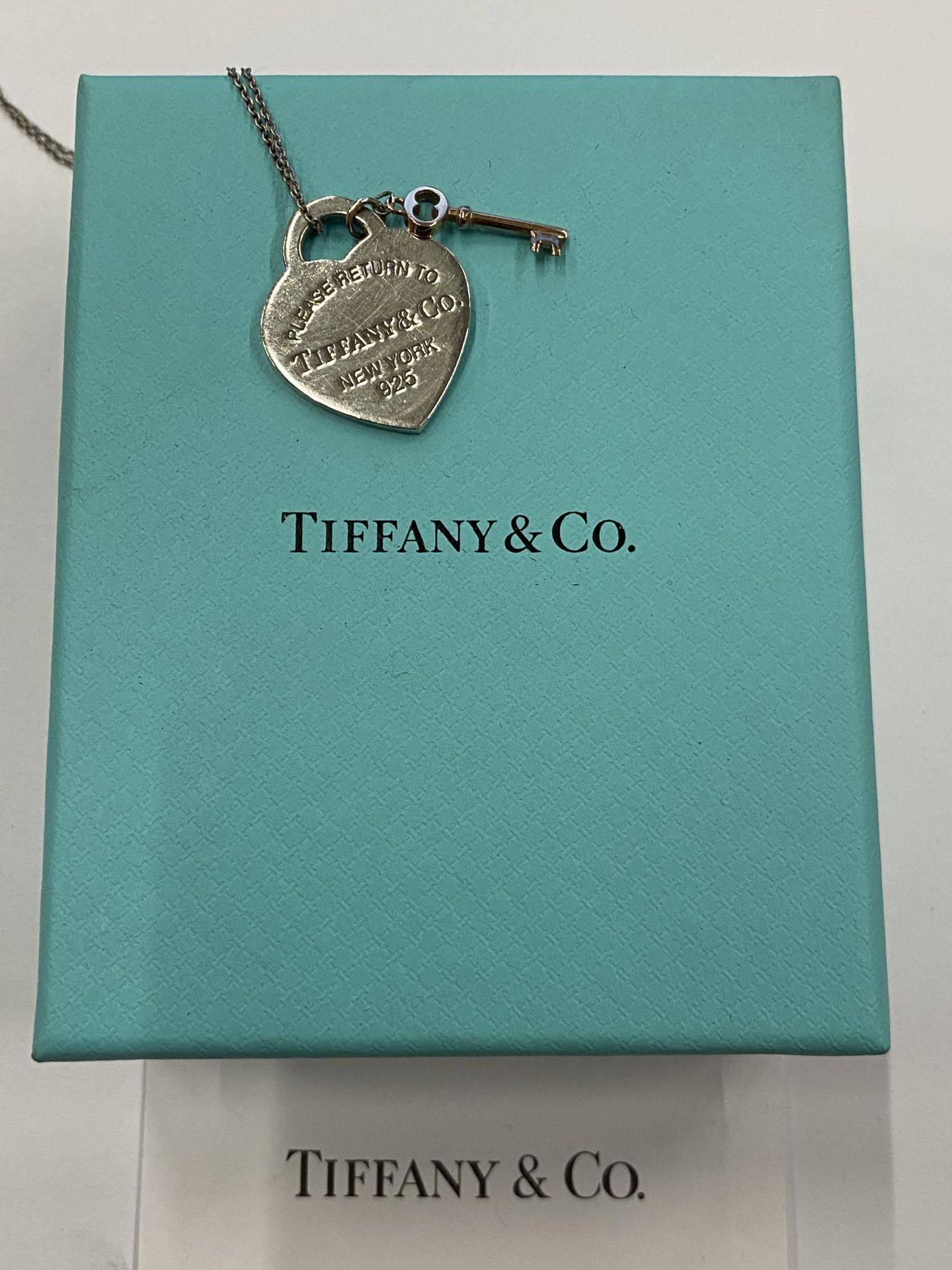 A TIFFANY & CO .925 SILVER HEART PENDANT NECKLACE WITH TIFFANY KEY & ORIGINAL RETAILER'S BOX