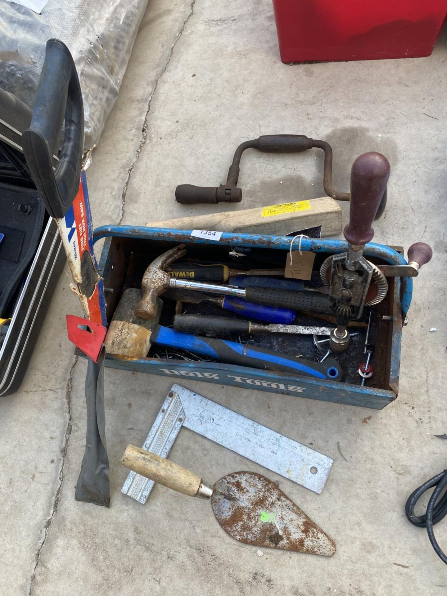 A METAL TOOL TRAY WITH AN ASSORTMENT OF TOOLS TO INCLUDE HAMMERS AND A BRACE DRILL ETC