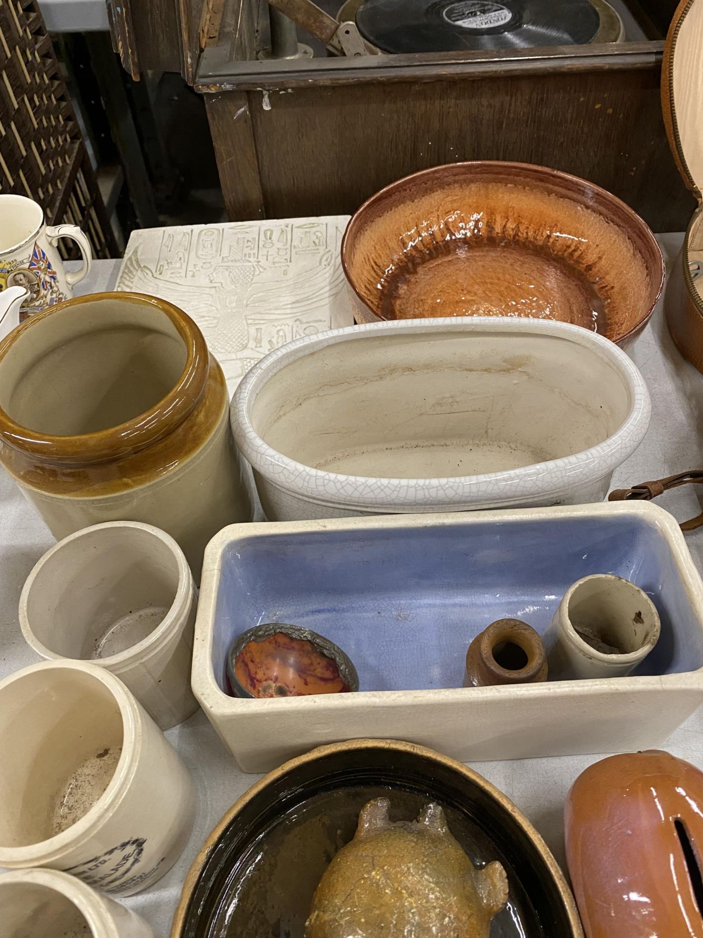 A LARGE QUANTITY OF STONEWARE ITEMS TO INCLUDE MARMALADE POTS, PLANTERS, BOWLS, FIGURES, INLAID - Image 3 of 3