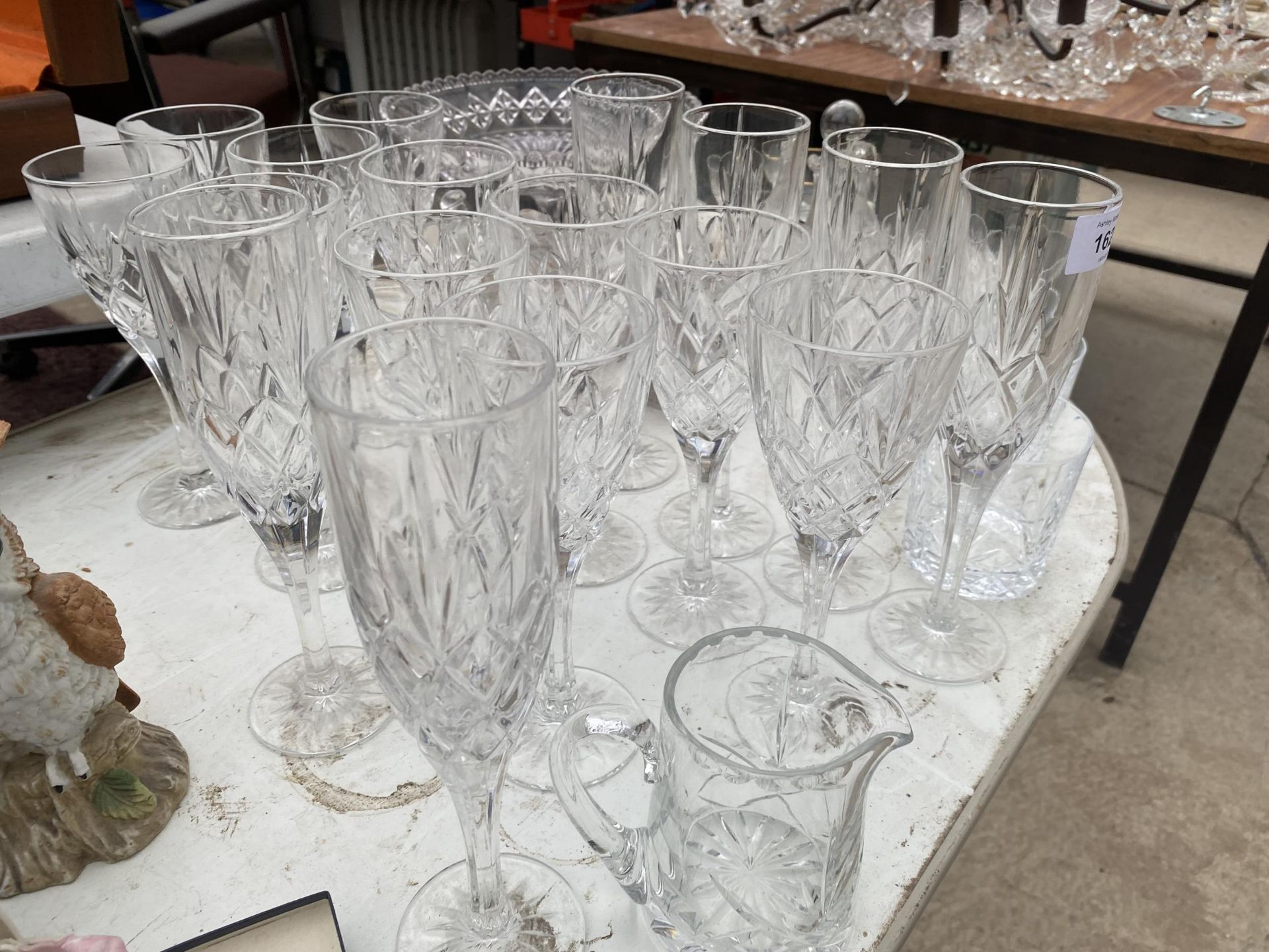 AN ASSORTMENT OF GLASS WARE TO INCLUDE CHAMPAGNE FLUTES, WINE GLASSES AND A CAKE STAND ETC - Image 2 of 3