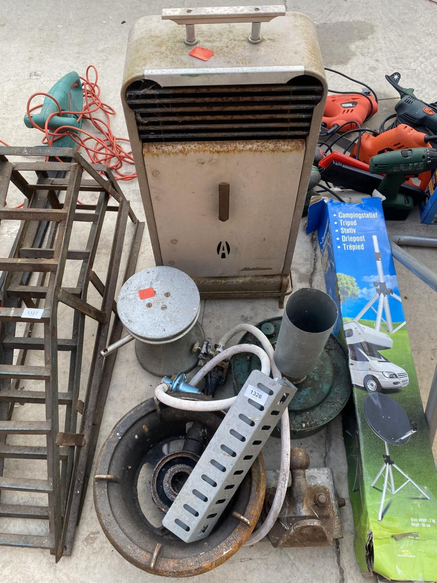 AN ASSORTMENT OF VINTAGE ITEMS TO INCLUDE A GREENHOUSE PARAFIN HEATER, A STOVE AND A TOW HITCH ETC