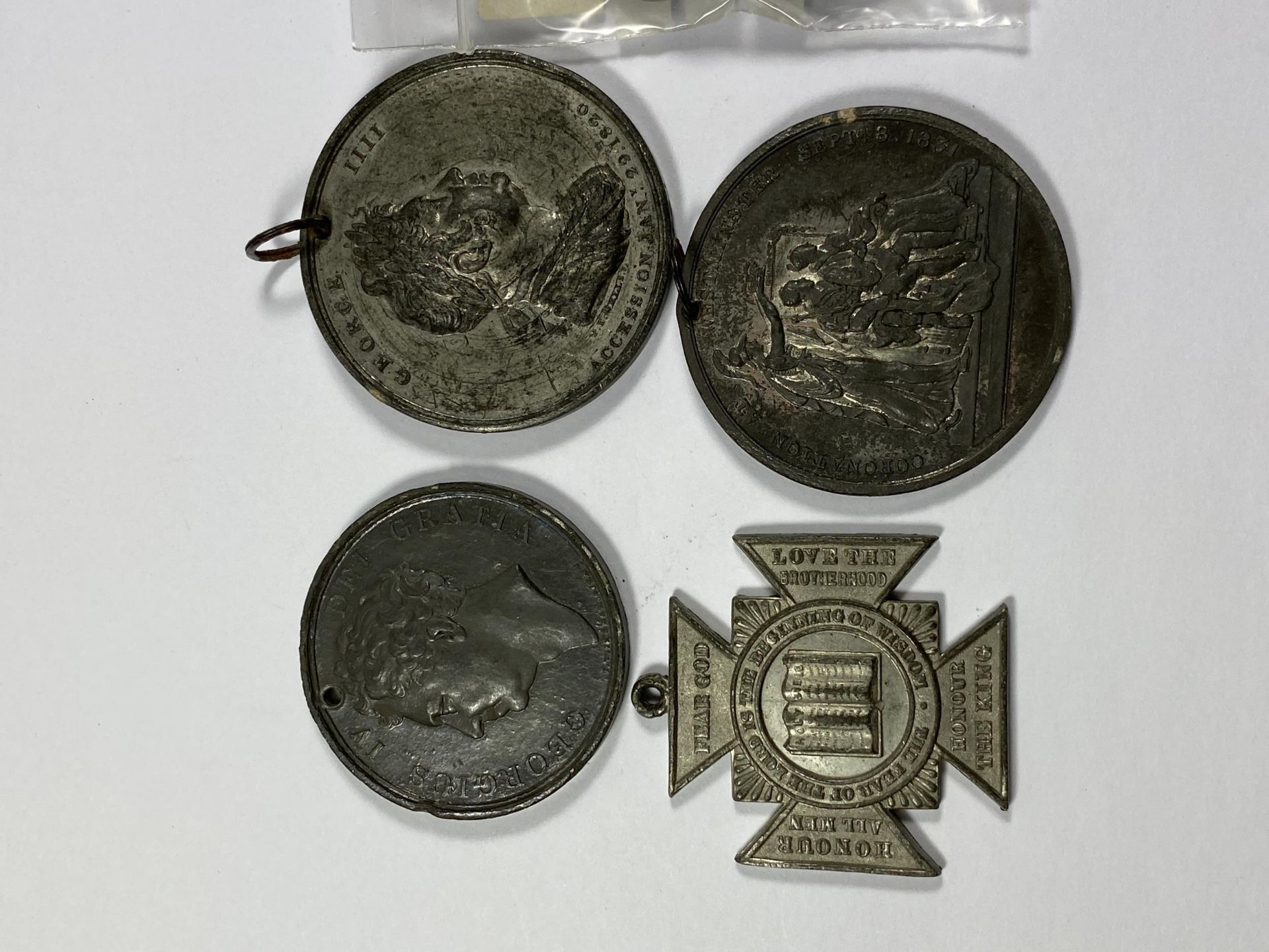 A GROUP OF 19TH CENTURY CORONATION MEDALS / TOKENS TO INCLUDE GEORGE III & GEORGE IV, FURTHER TOKENS - Image 2 of 3
