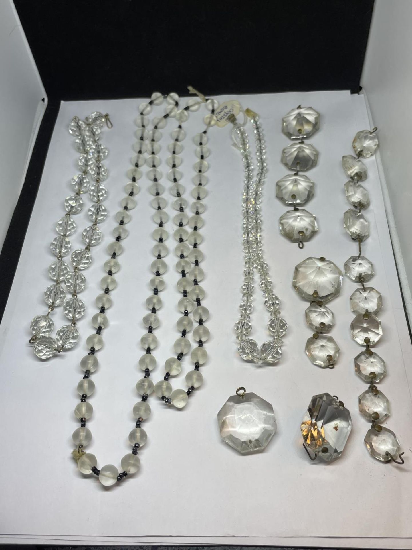 FOUR VINTAGE NECKLACES TO INCLUDE GLASS AND CRYSTAL AND A COLLECTION OF FURTHER CRYSTALS