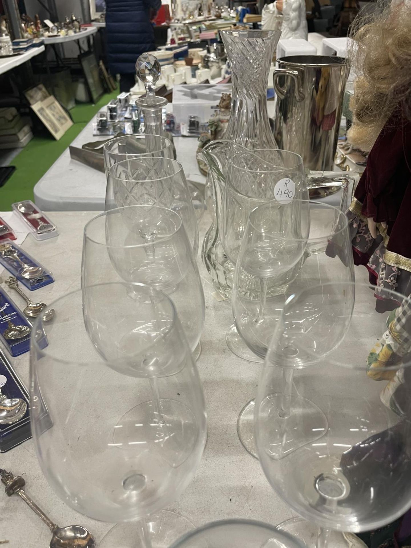 A QUANTITY OF GLASSWARE TO INCLUDE A DECANTER, VASE, JUG AND WINE GLASSES - Image 3 of 3
