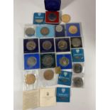 A BAG OF ASSORTED COMMEMORATIVE COINS, SOME CASED ETC