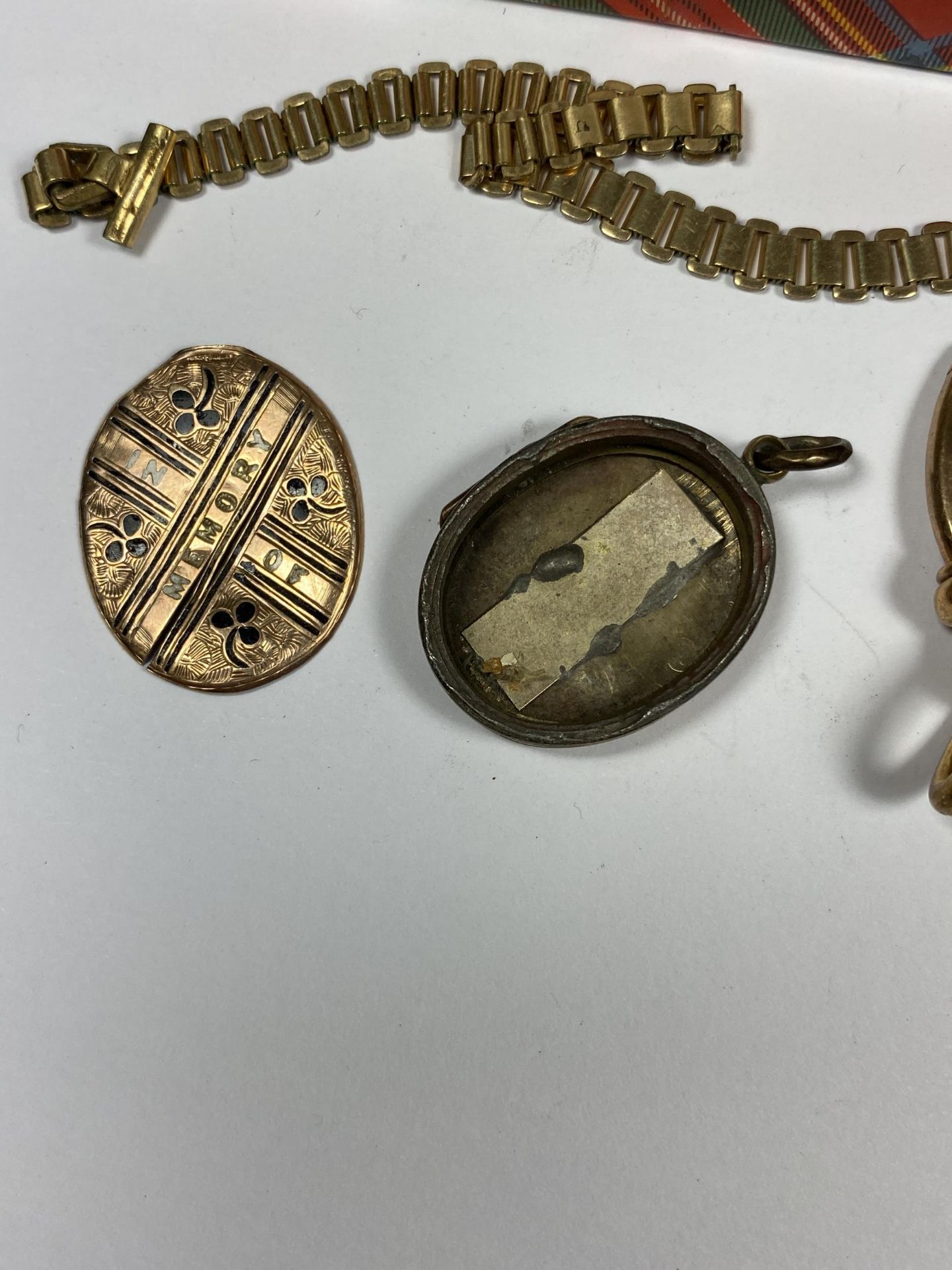 A GROUP OF VINTAGE GOLD PLATED ITEMS, WEDDING BAND, WATCH STRAPS, LOCKET ETC - Image 4 of 4