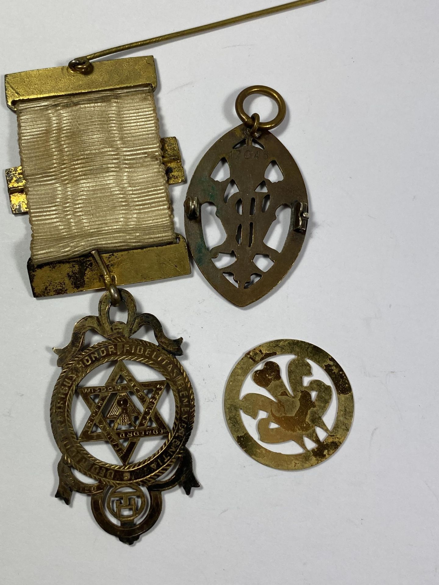 A GROUP OF THREE MEDALS TO INCLUDE A HALLMARKED SILVER GILT MASONIC EXAMPLE - Image 3 of 4