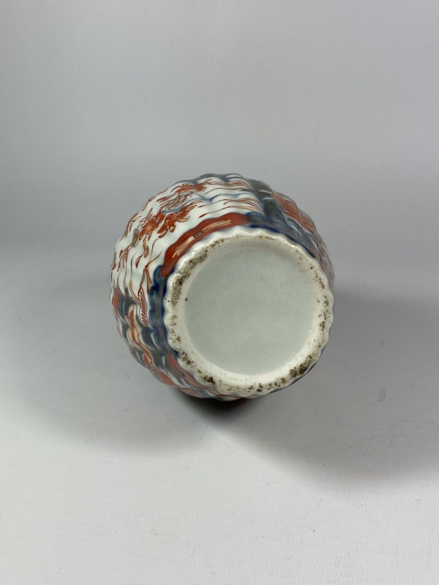 A JAPANESE IMARI LIDDED TEMPLE VASE, LID A/F, HEIGHT 21CM - Image 2 of 3