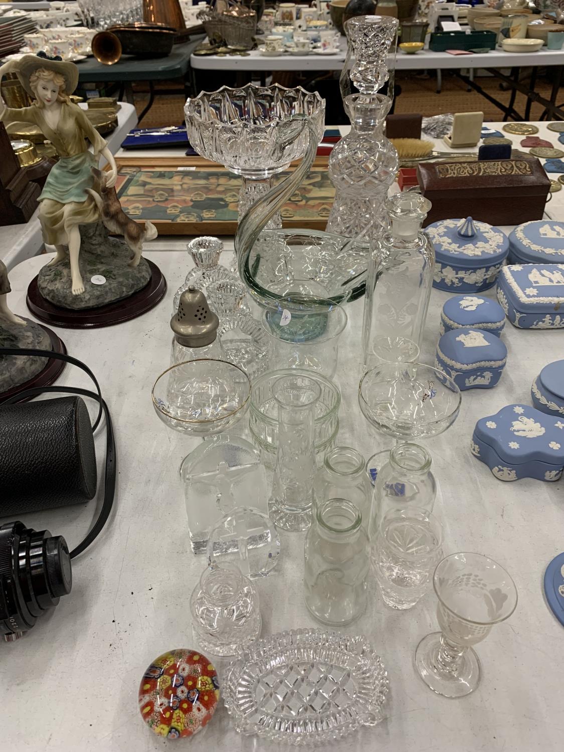 A QUANTITY OF GLASSWARE TO INCLUDE BOWLS, DECANTERS, BABYCHAM GLASSES, PAPERWEIGHTS, BOTTLES, ETC