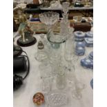 A QUANTITY OF GLASSWARE TO INCLUDE BOWLS, DECANTERS, BABYCHAM GLASSES, PAPERWEIGHTS, BOTTLES, ETC