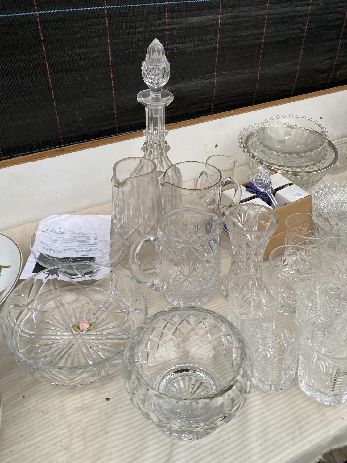 A LARGE ASSORTMENT OF GLASS WARE TO INCLUDE A DECANTER, BOWLS AND TWO JANE CHARLES PLATES ETC - Image 2 of 5