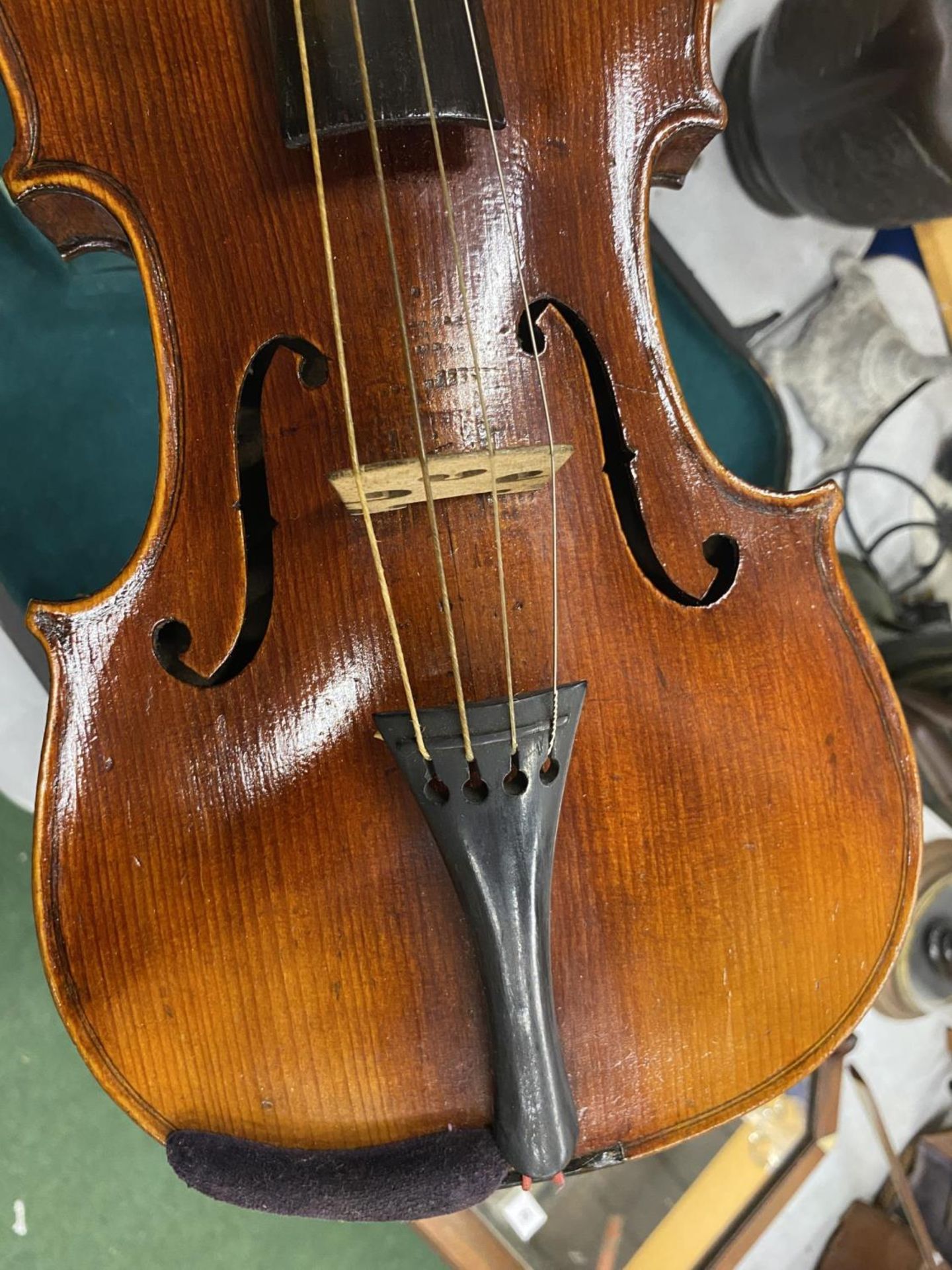 A VINTAGE VIOLIN & BOW IN WOODEN CARRY CASE - Image 3 of 7