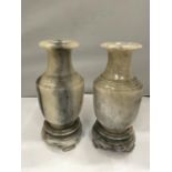 A PAIR OF ONYX STYLE VASES WITH GREEK KEY DETAIL, HEIGHT 19CM