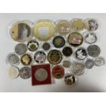 A MIXED LOT OF COMMEMORATIVE CASED COINS, 2 X £5 COINS ETC