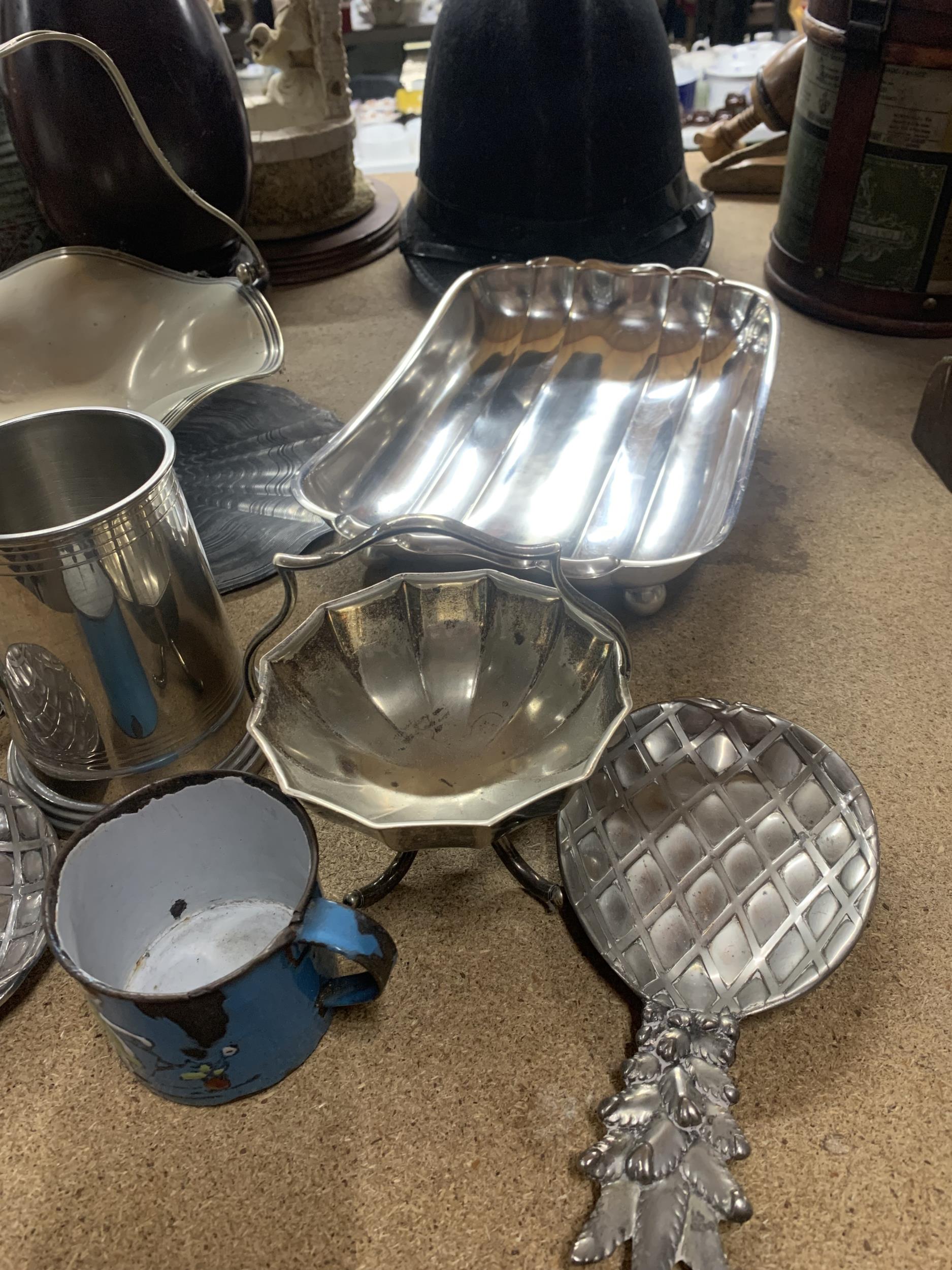 A QUANTITY OF SILVER PLATED ITEMS TO INCLUDE A TRAY, HANDLED BASKET BOWL, SERVING DISH, TANKARD, - Image 3 of 5