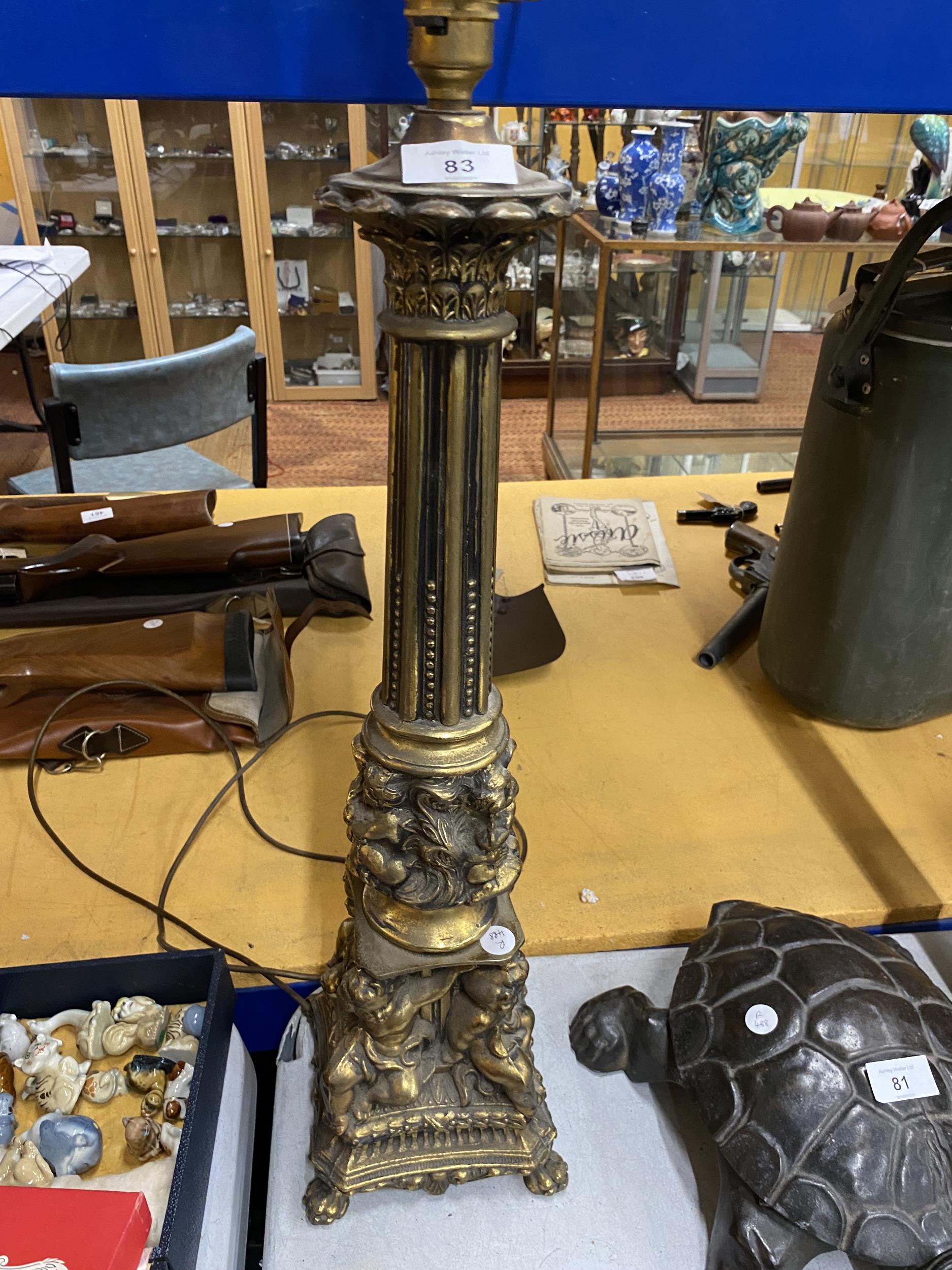 A VINTAGE GILT METAL CHERUB DESIGN LAMP BASE, HEIGHT 63CM INCLUDING FITTING - Image 2 of 4