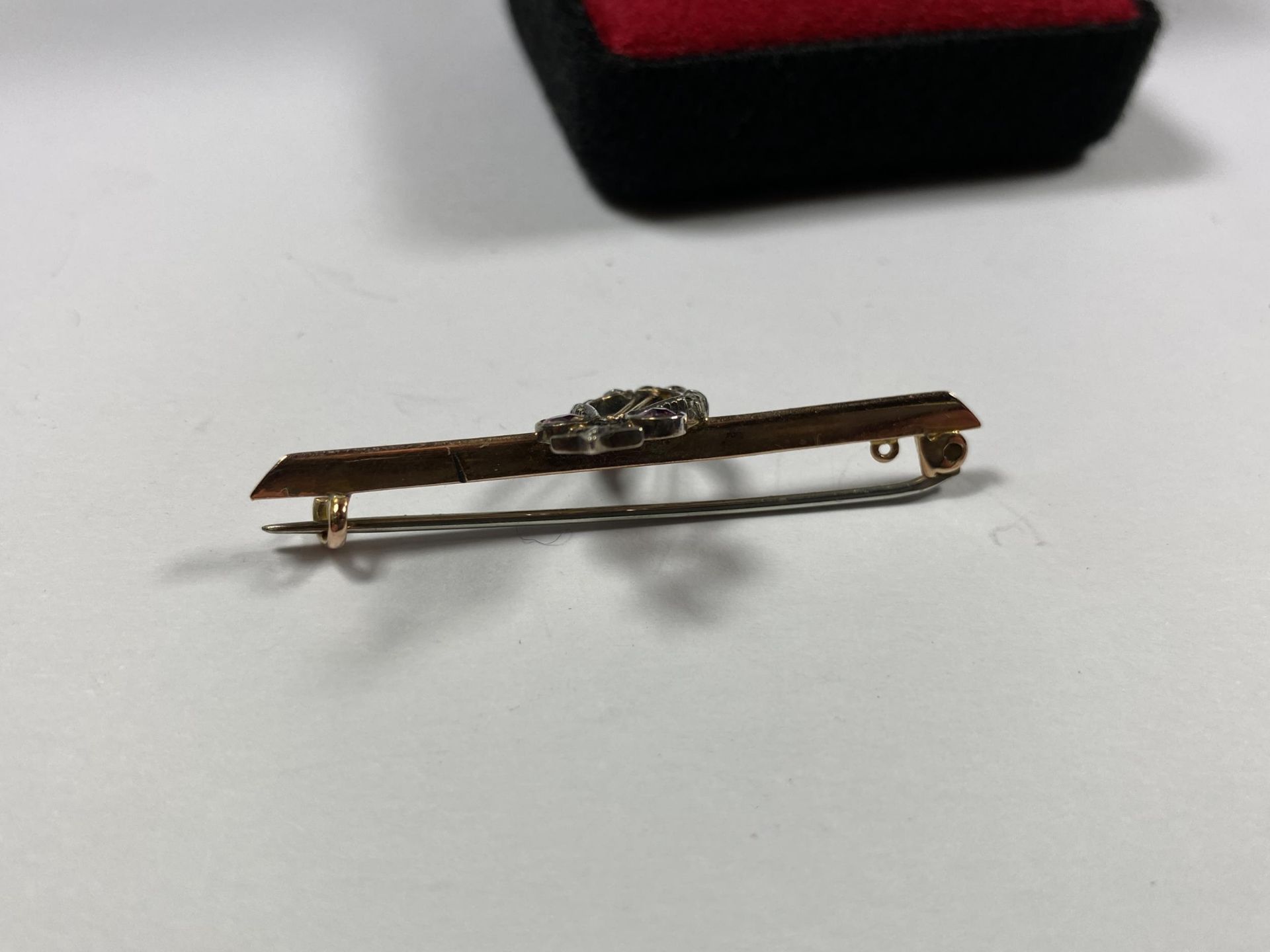 A VINTAGE DIAMOND & PINK STONE HARP BROOCH - Image 3 of 4