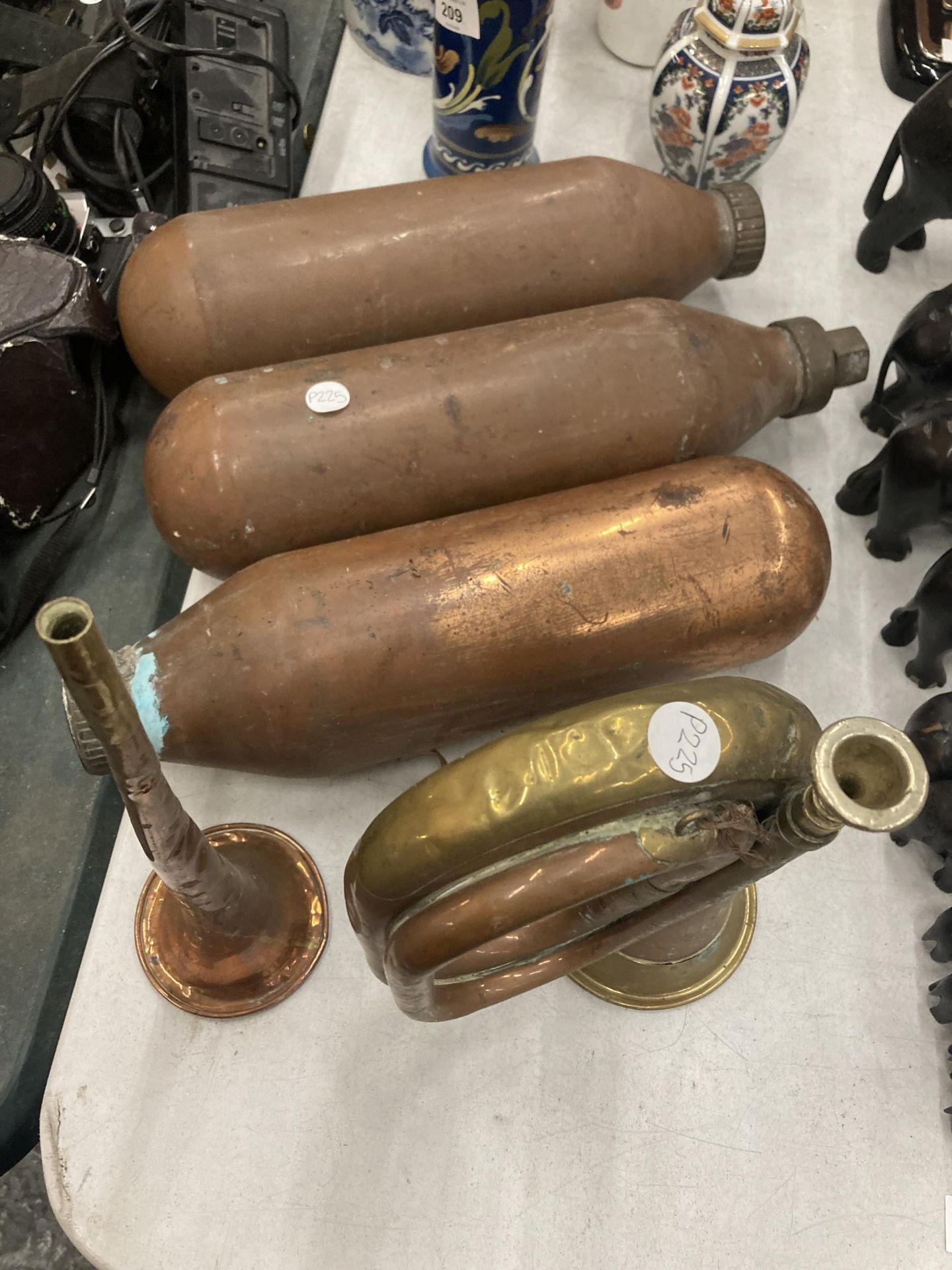 A QUANTITY OF COPPER ITEMS TO INCLUDE A BUGLE, HORN AND THREE HOT WATER BOTTLES