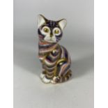 A ROYAL CROWN DERBY IMARI CAT WITH GOLD STOPPER