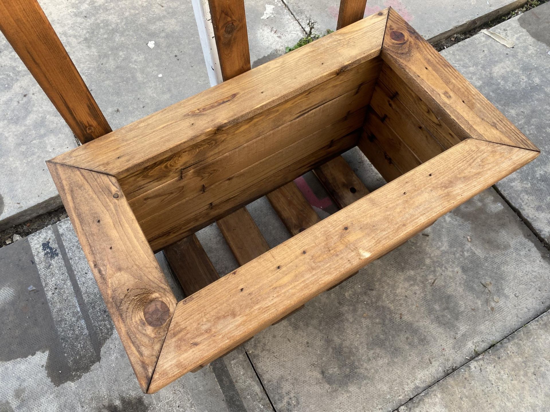 AN AS NEW EX DISPLAY CHARLES TAYLOR TROUGH PLANTER WITH TRELLIS BACK (W:57CM) *PLEASE NOTE VAT TO BE - Image 2 of 3