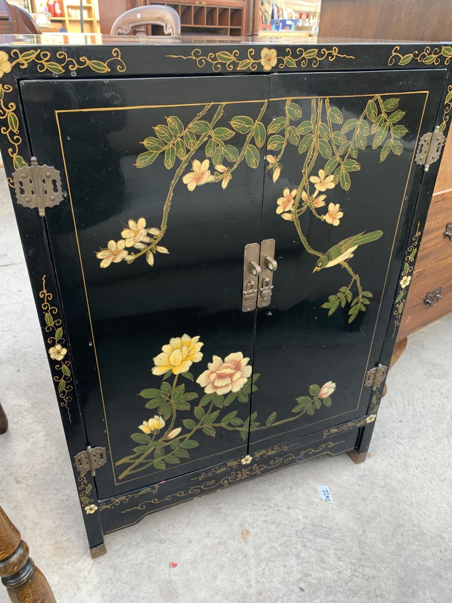 A MODERN TWO DOOR CABINET WITH CHINOISERIE DECORATION, 22" WIDE - Image 4 of 5