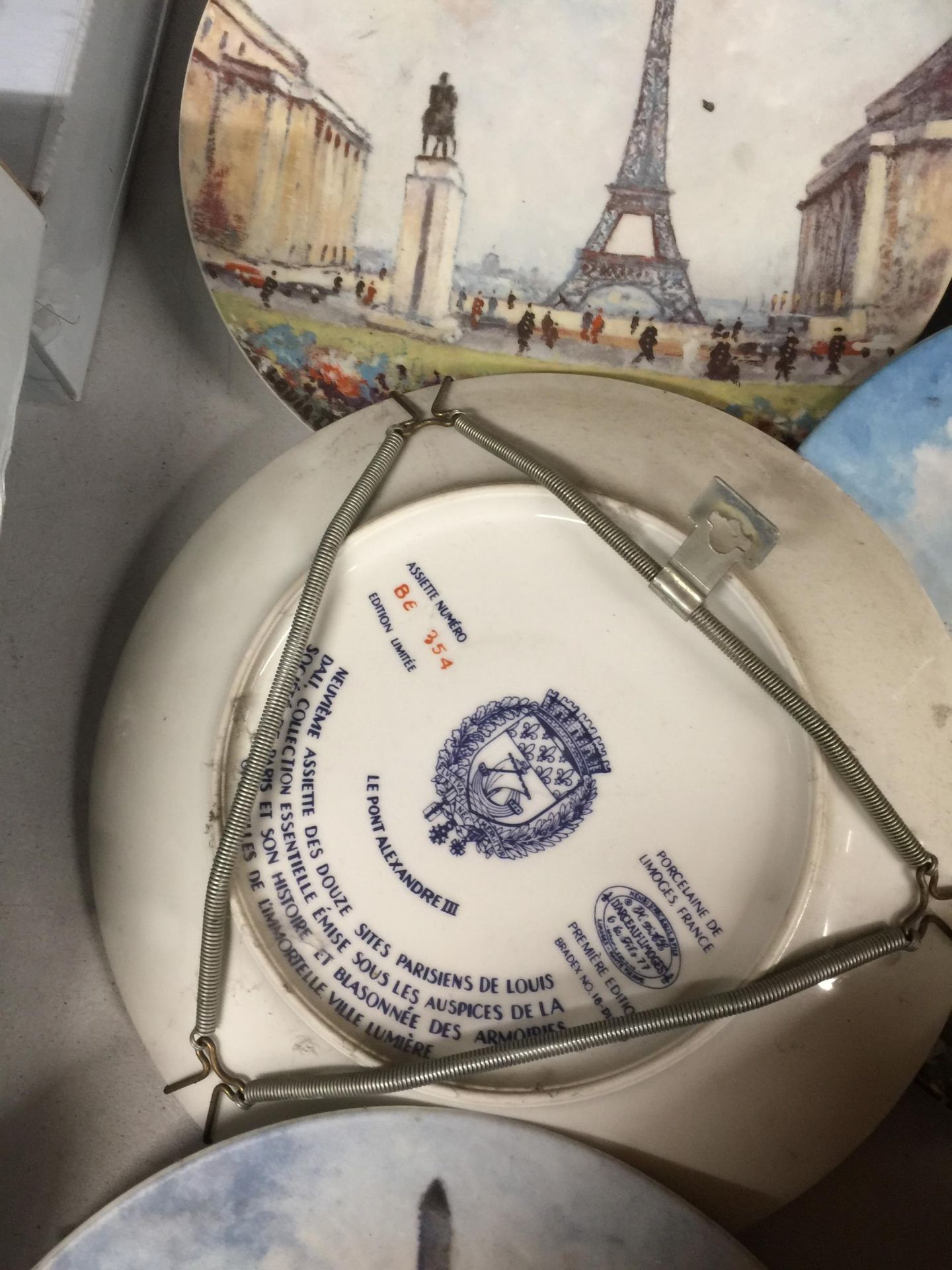 A FULL SET OF LIMOGE'S FRANCE LIMITED EDITION COLLECTOR'S PLATES SITES OF PARIS - Bild 2 aus 3