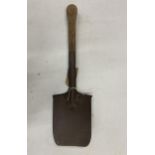 A MID 20TH CENTURY ENTRENCHING SPADE WITH WOODEN SHAFT