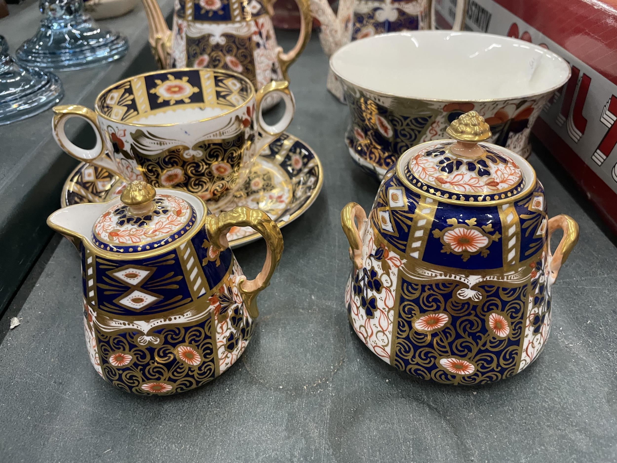 SEVEN PIECES OF UNMARKED CROWN DERBY STYLE CHINA TO INCLUDE A TEA AND COFFEE POT, SUGAR BOWL, - Image 2 of 3
