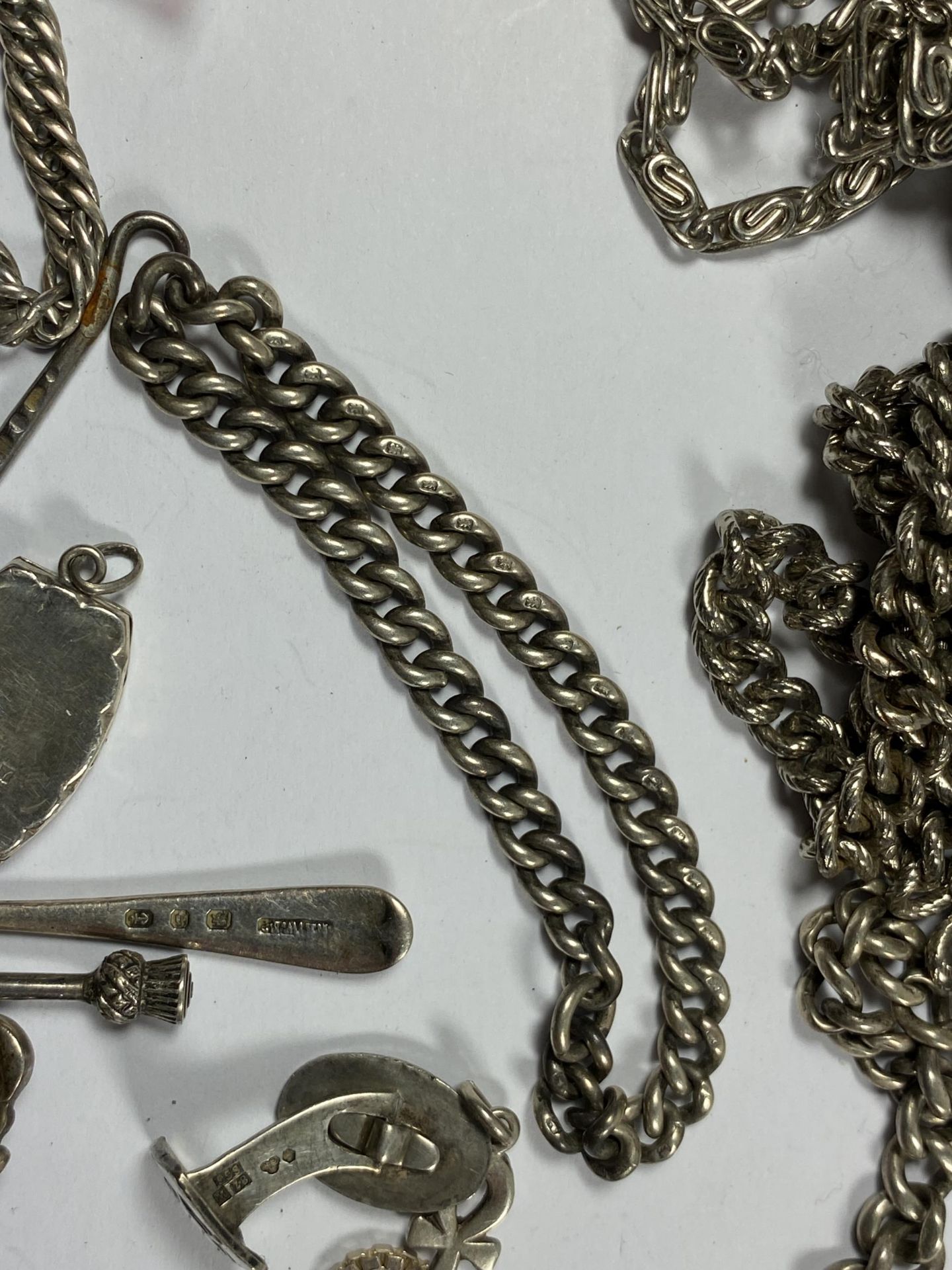 A MIXED LOT OF SILVER AND WHITE METAL ITEMS TO INCLUDE SILVER MUSTARD SPOON, SILVER PENDANT ETC - Image 3 of 4