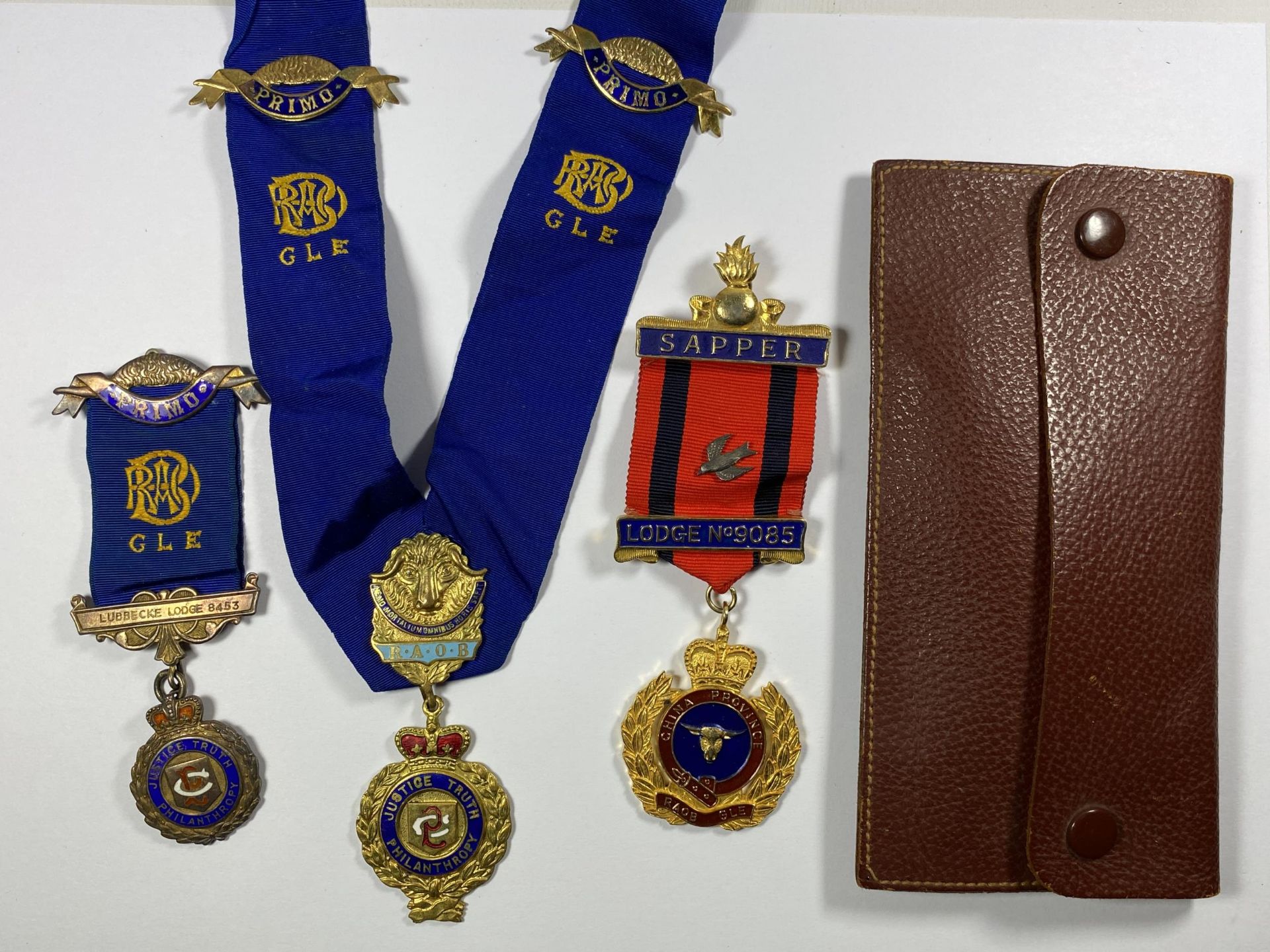 A GROUP OF THREE MASONIC BADGES TO INCLUDE HALLMARKED SILVER GILT EXAMPLE ETC