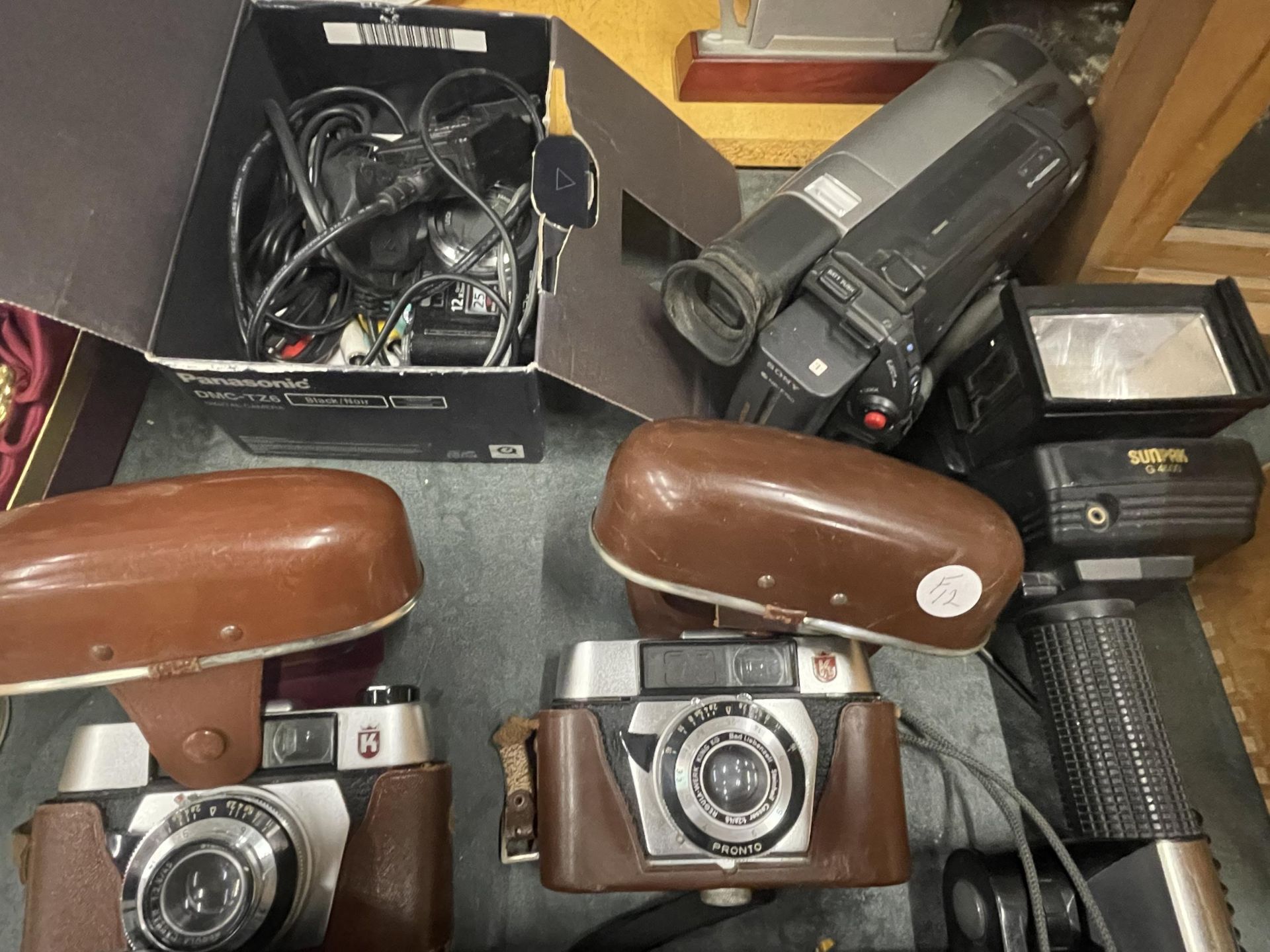 A LARGE QUANTITY OF VINTAGE CAMERAS TO INCLUDE A KODAK JR 3-A AUTOGRAPHIC IN LEATHER CASE, PRONTO - Image 4 of 4