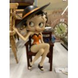 A BETTY BOOP COLLECTABLE FIGURE, HEIGHT 17CM