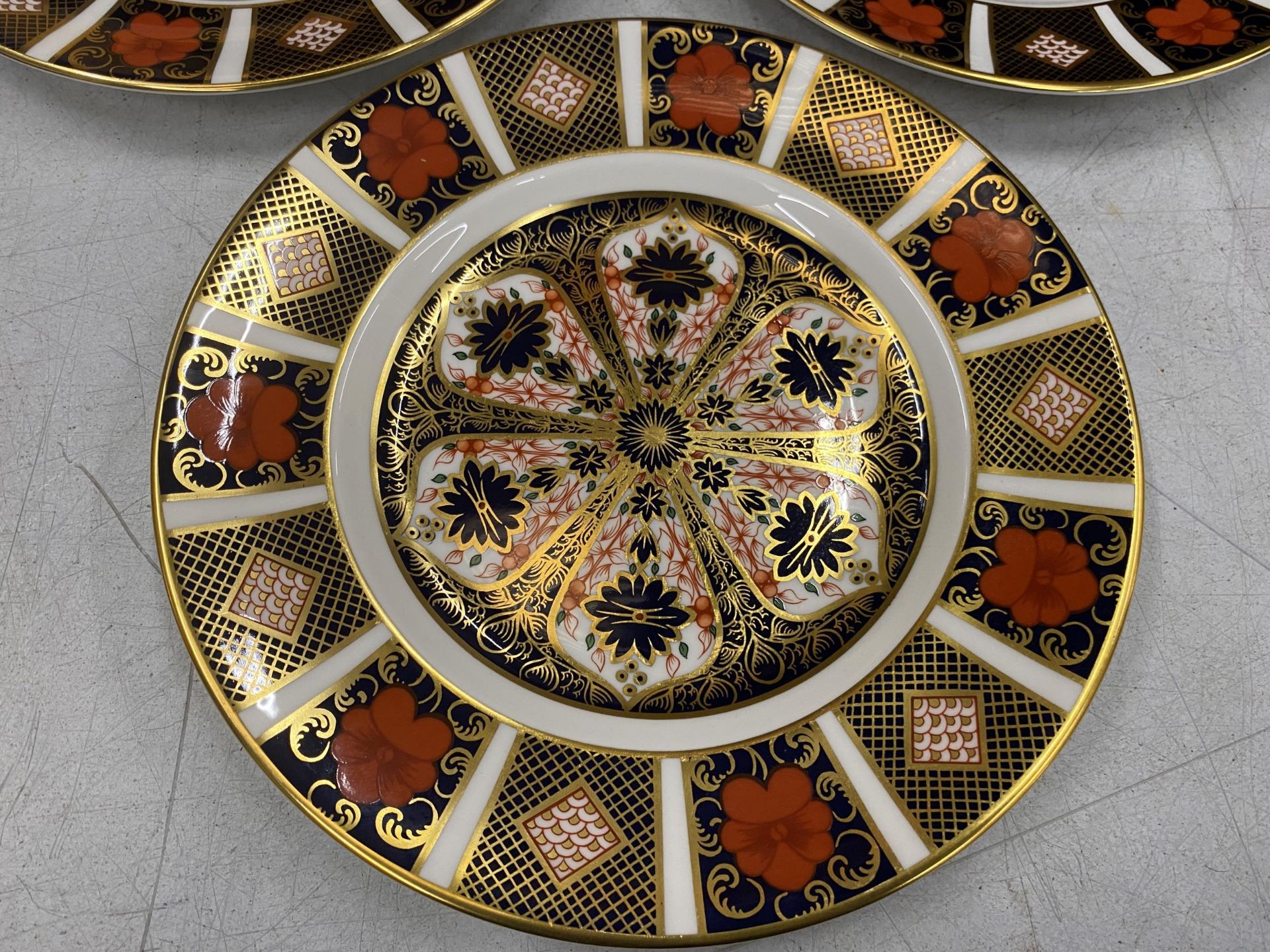 A SET OF THREE ROYAL CROWN DERBY IMARI DINNER PLATES, DIAMETER 21CM - Image 2 of 7